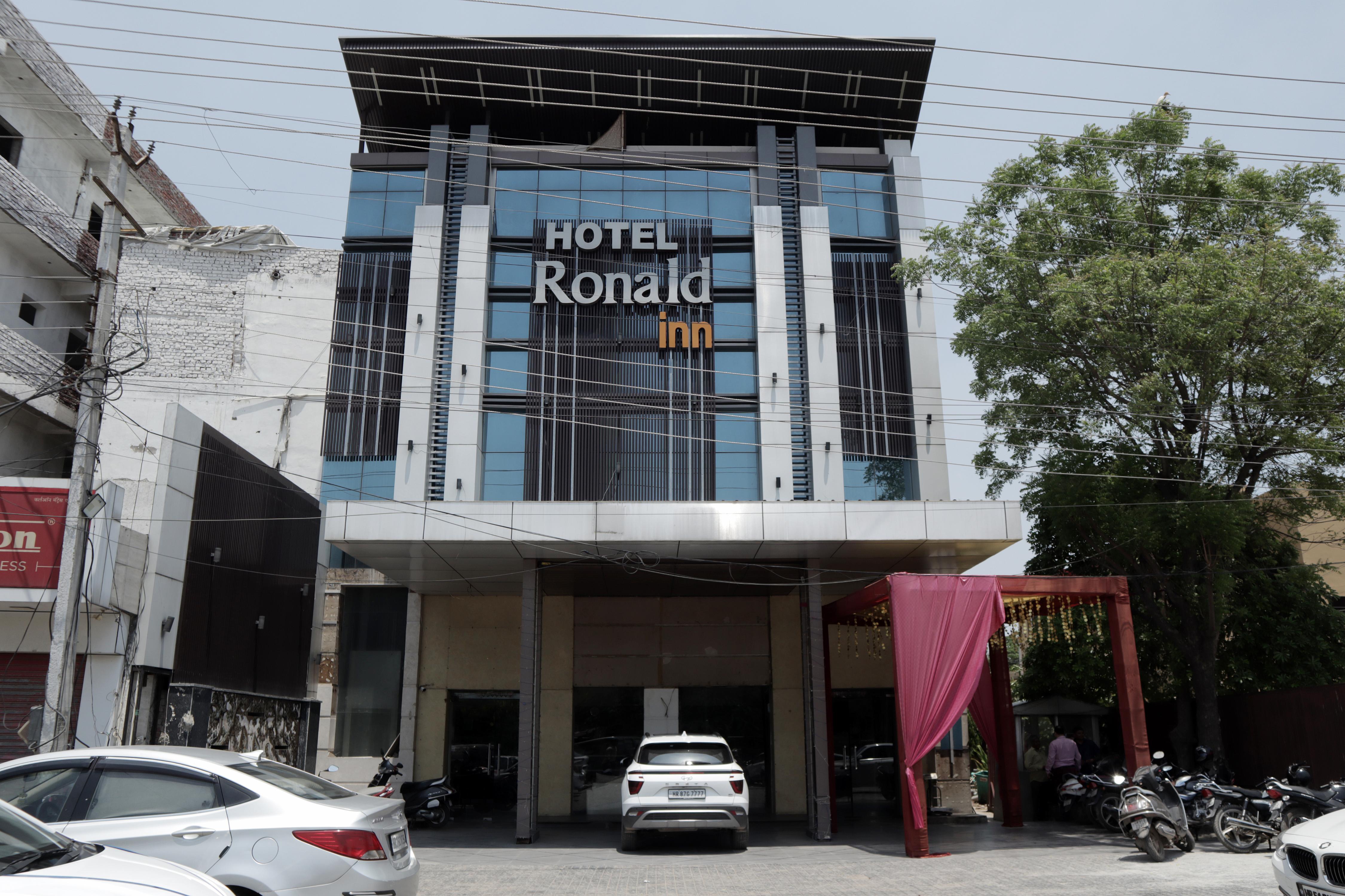 Hotel Ronald Inn - Tap to explore photos