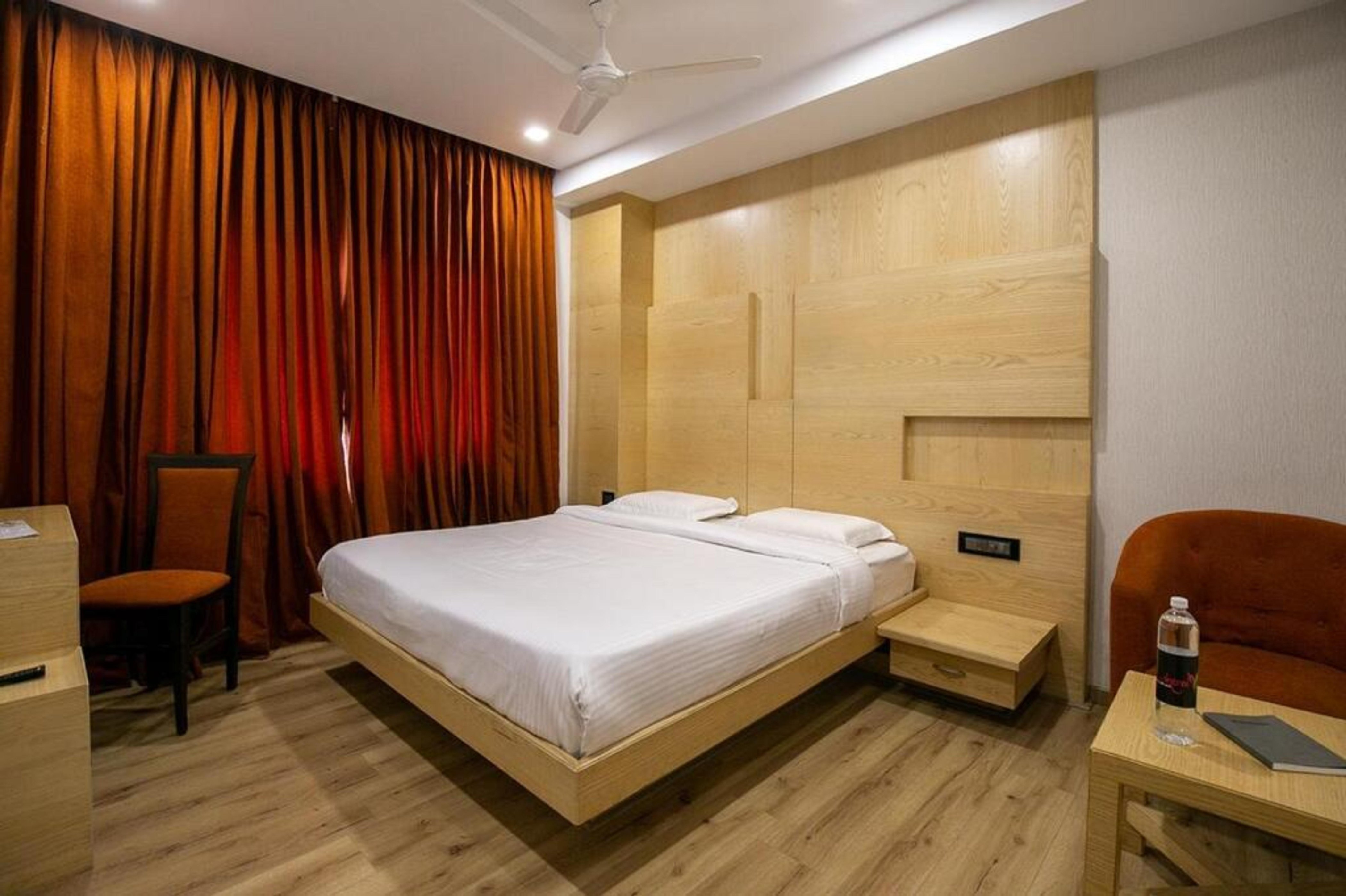 PPH Living Railotel Apartment | Rooms & Caretaker - Tap to explore photos