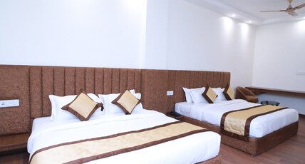 Dewdrop Shankh - 1 KM away from Golden Temple Room Type - Faimly 4 Bed Suite Room(Complimentary Fruit Basket and Cookie Jar)