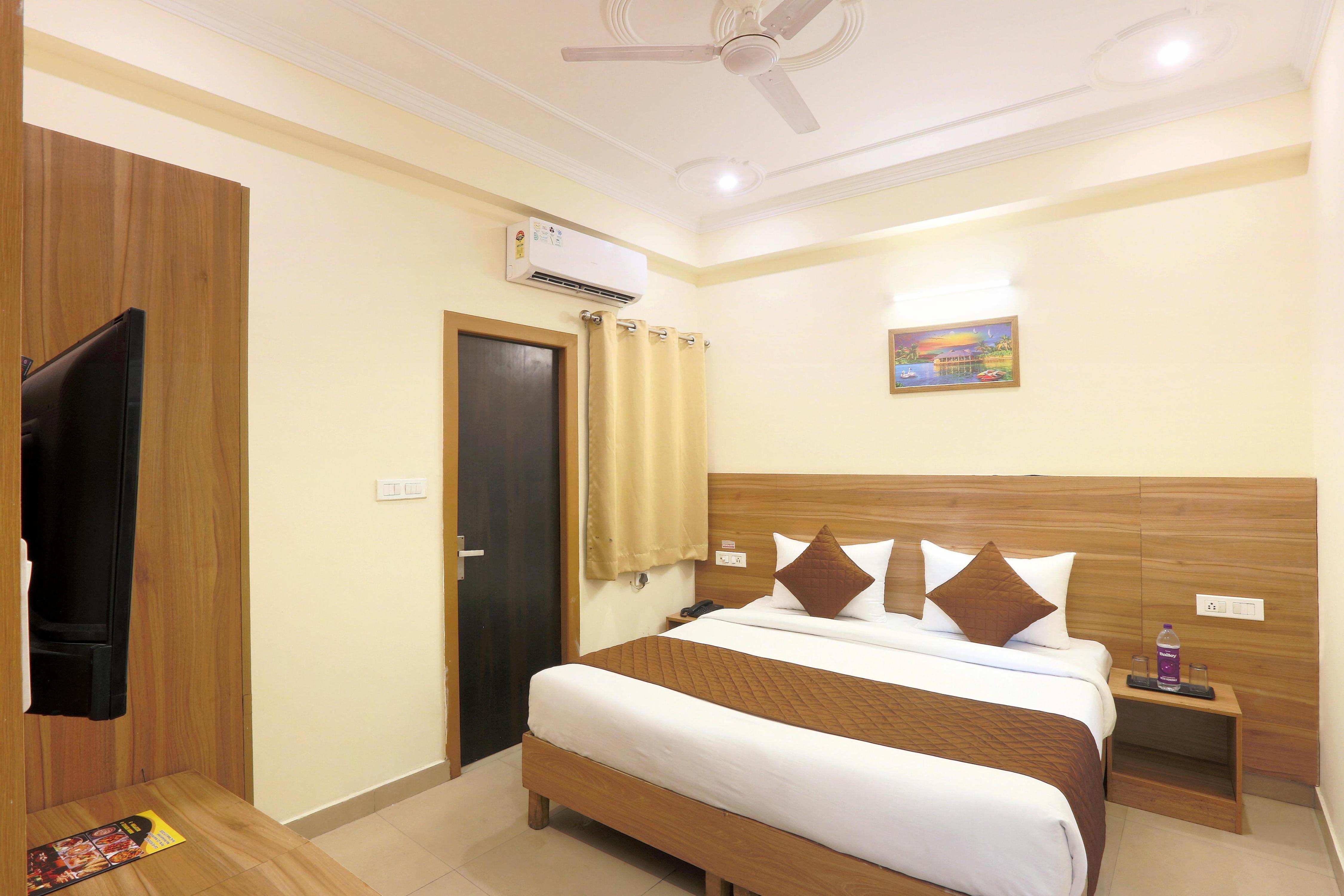 Hotel Lemon Suites & Banquet - Noida Sector 62 Room Type - Deluxe Room