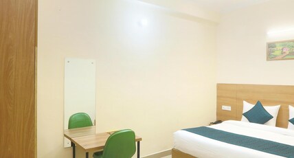 Hotel Lemon Suites & Banquet - Noida Sector 62 Room Type - Super Deluxe Room