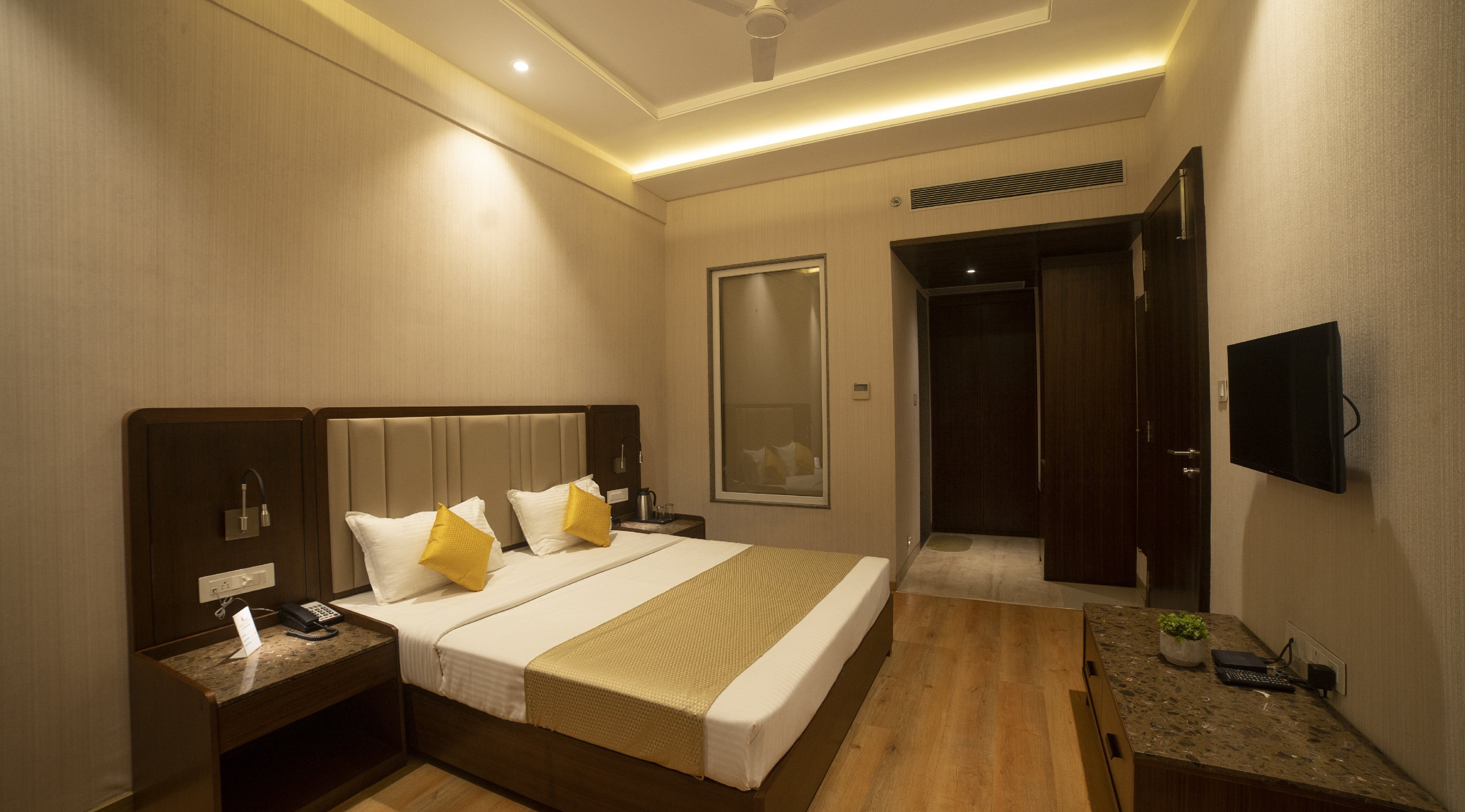 Hotel Rajhans Abhinandan - Tap to explore photos