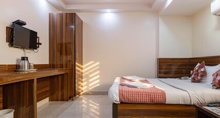 HOTEL STARCITY Room Type - DELUXE ROOM