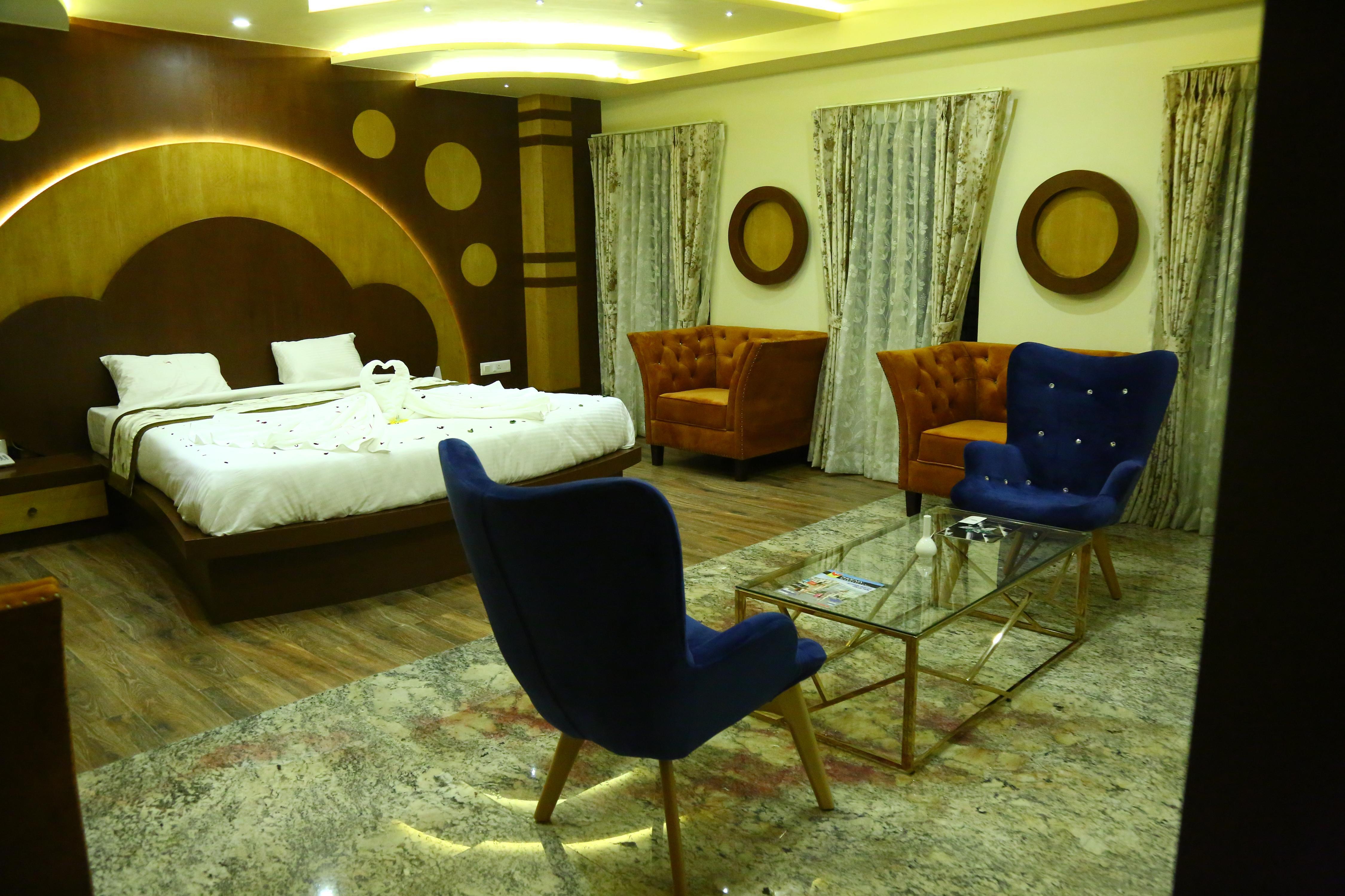 Hotel White Rock - Tap to explore photos