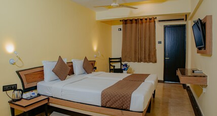 Om Shiv Hotel Room Type - AC Standard Room