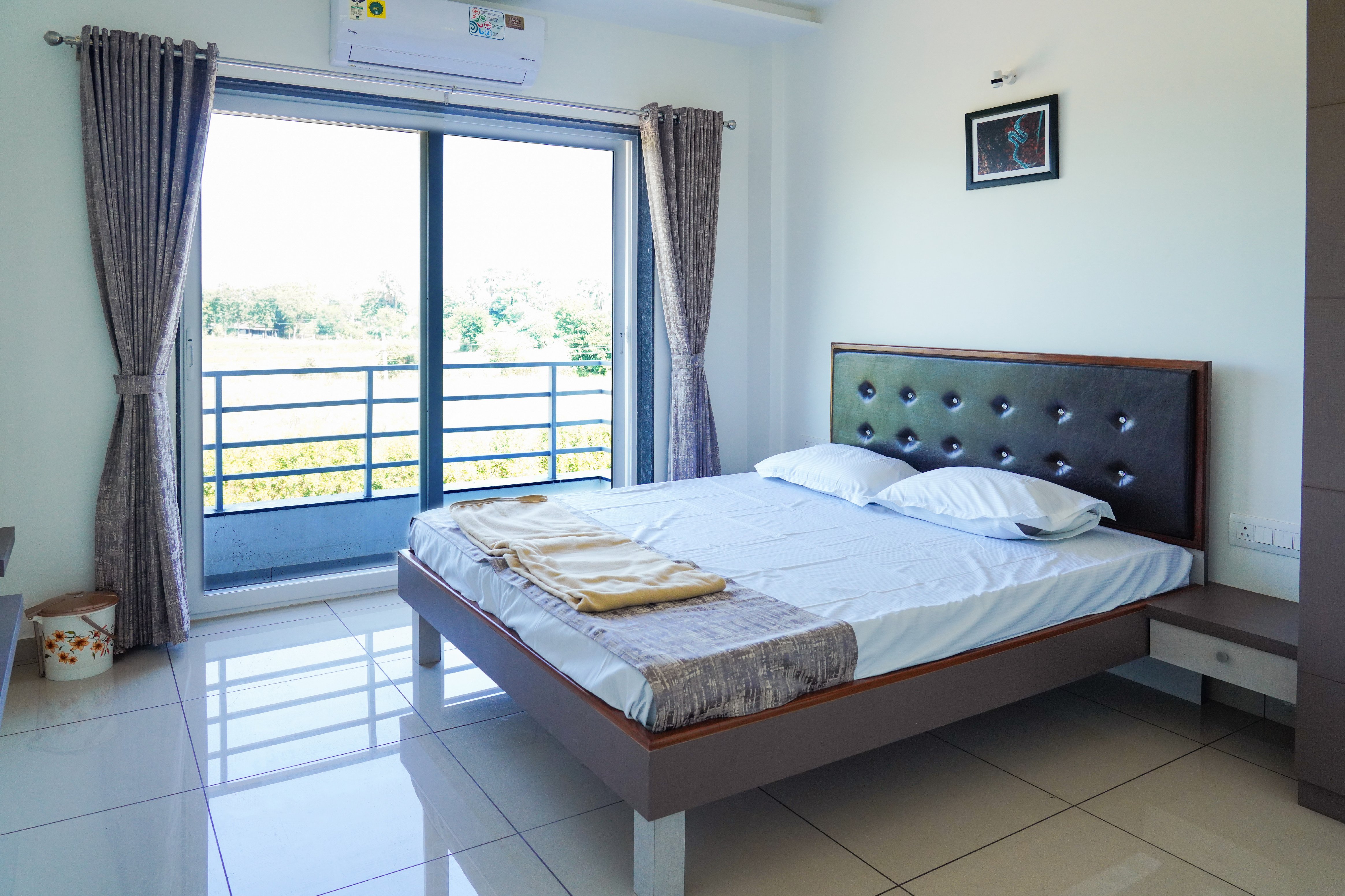 Hotel Hill View - Tap to explore photos