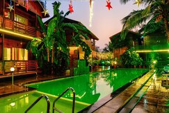 Aqua Marina Beach Cottages | Pool & Cafe