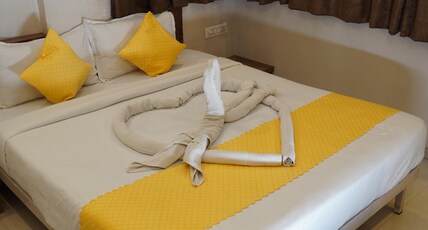 Hotel Trimurti Executive Room Type - Non Ac Balcony Room`