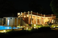 Sunshine Villas | Rooms with Wi-Fi & Lawn