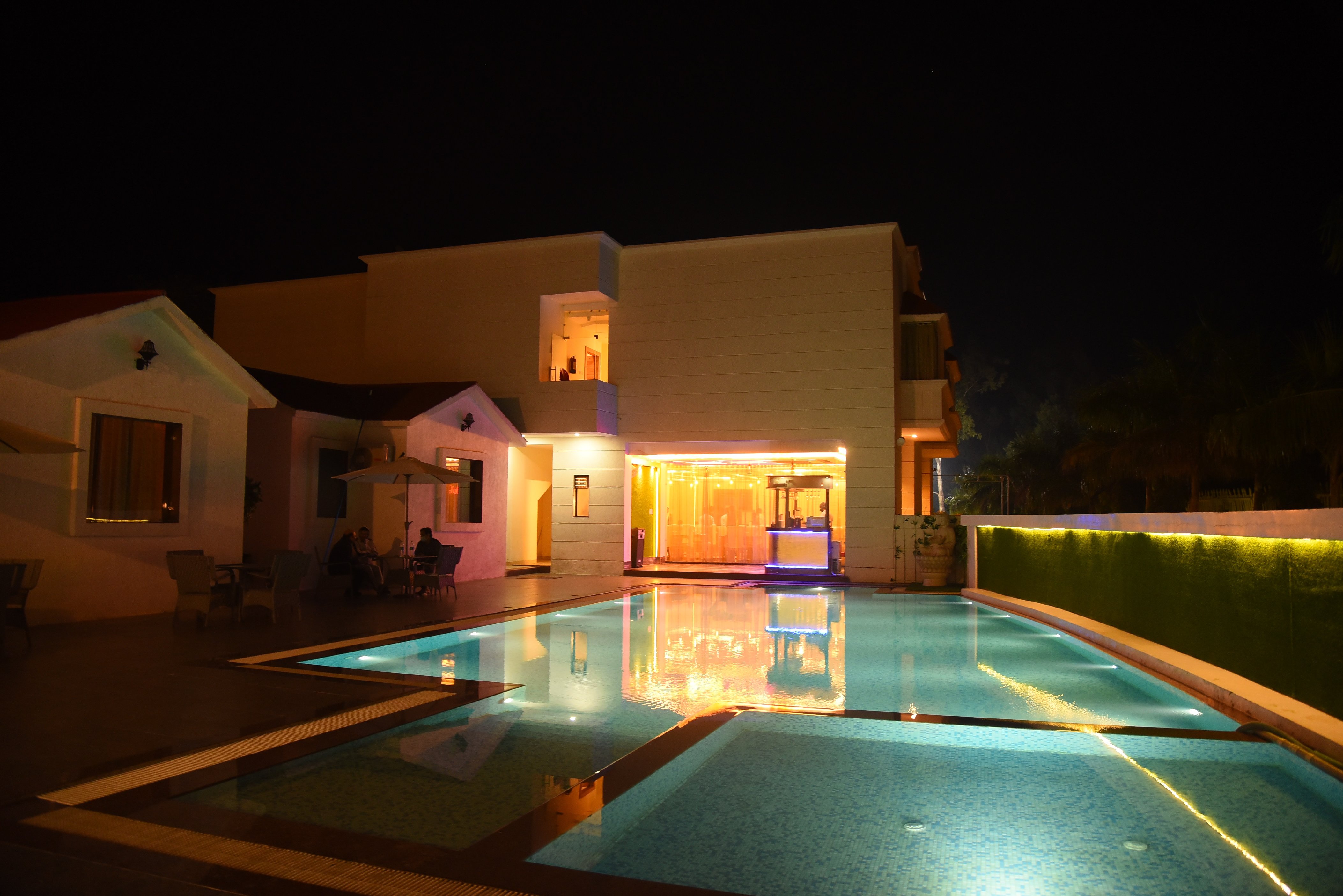 Hotel Hundred Palms Resort - Tap to explore photos