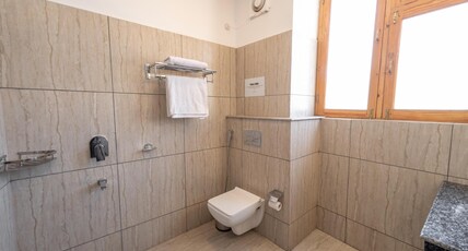 Woosah Hostel Leh | Terrace Cafe & Wifi Room Type - Kings Room with Balcony