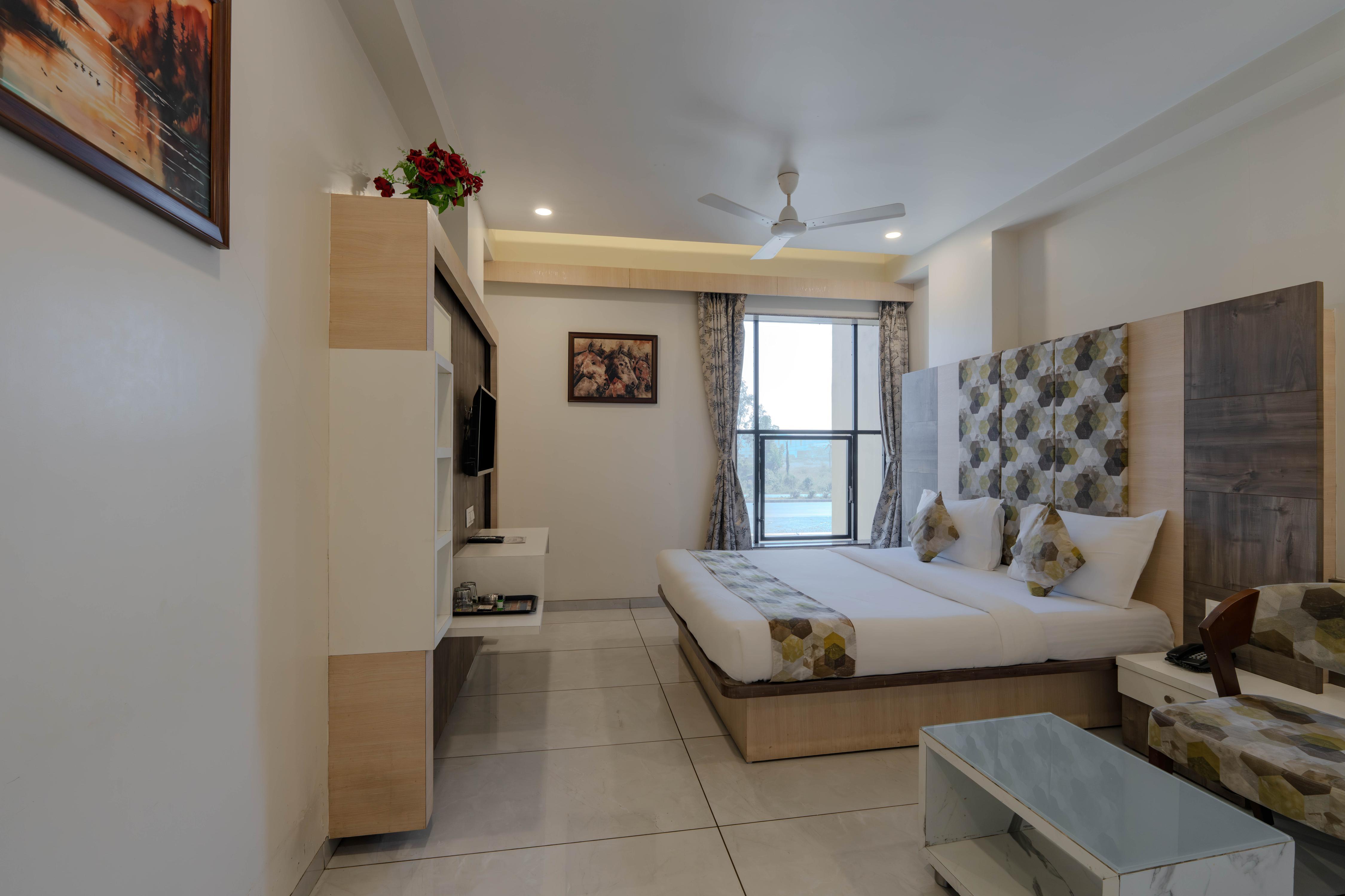 Hotel Bhilad Gate Room Type - Executive Master Bedroom (Economy)