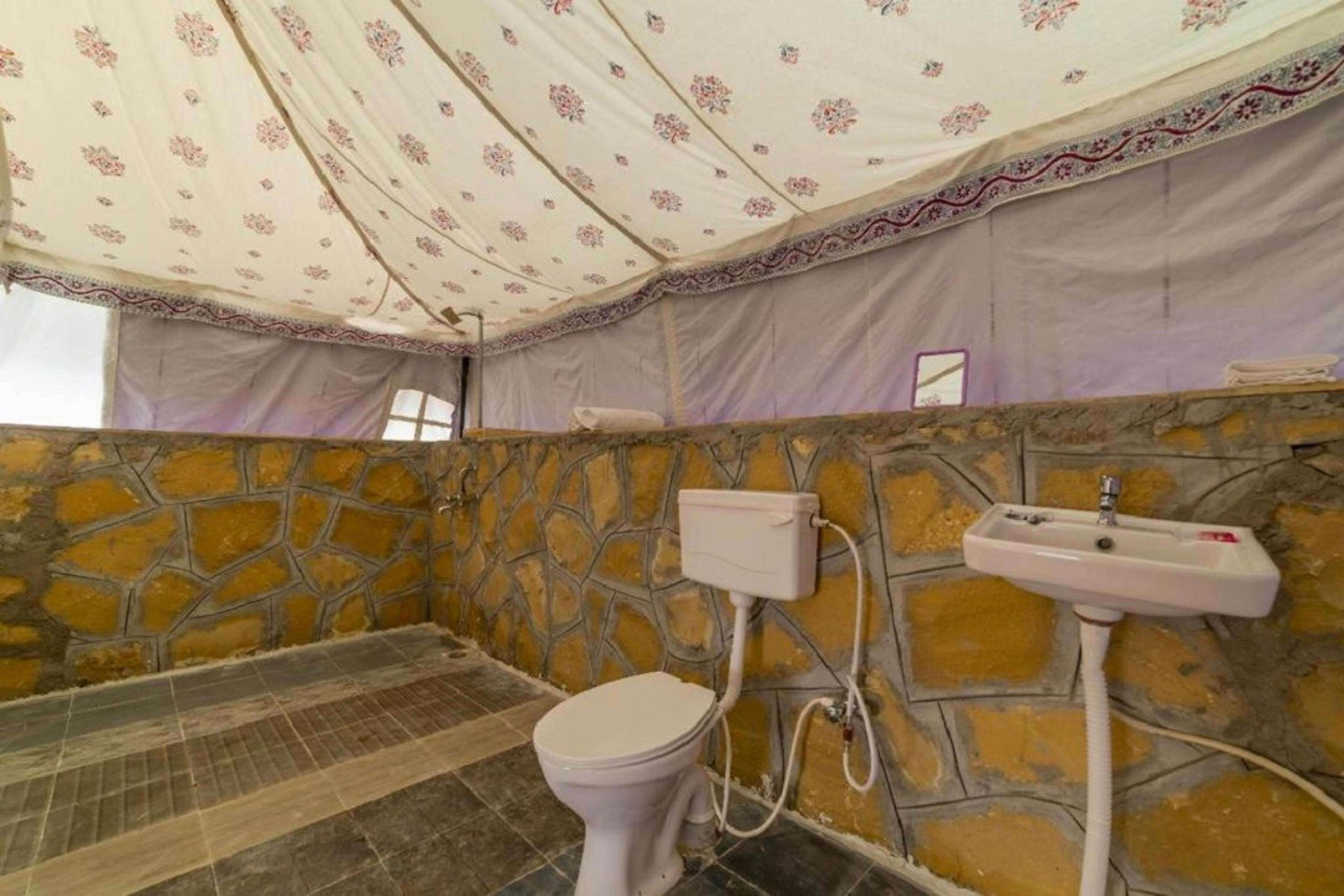 DREMLAND DESERT CAMP - Tap to explore photos