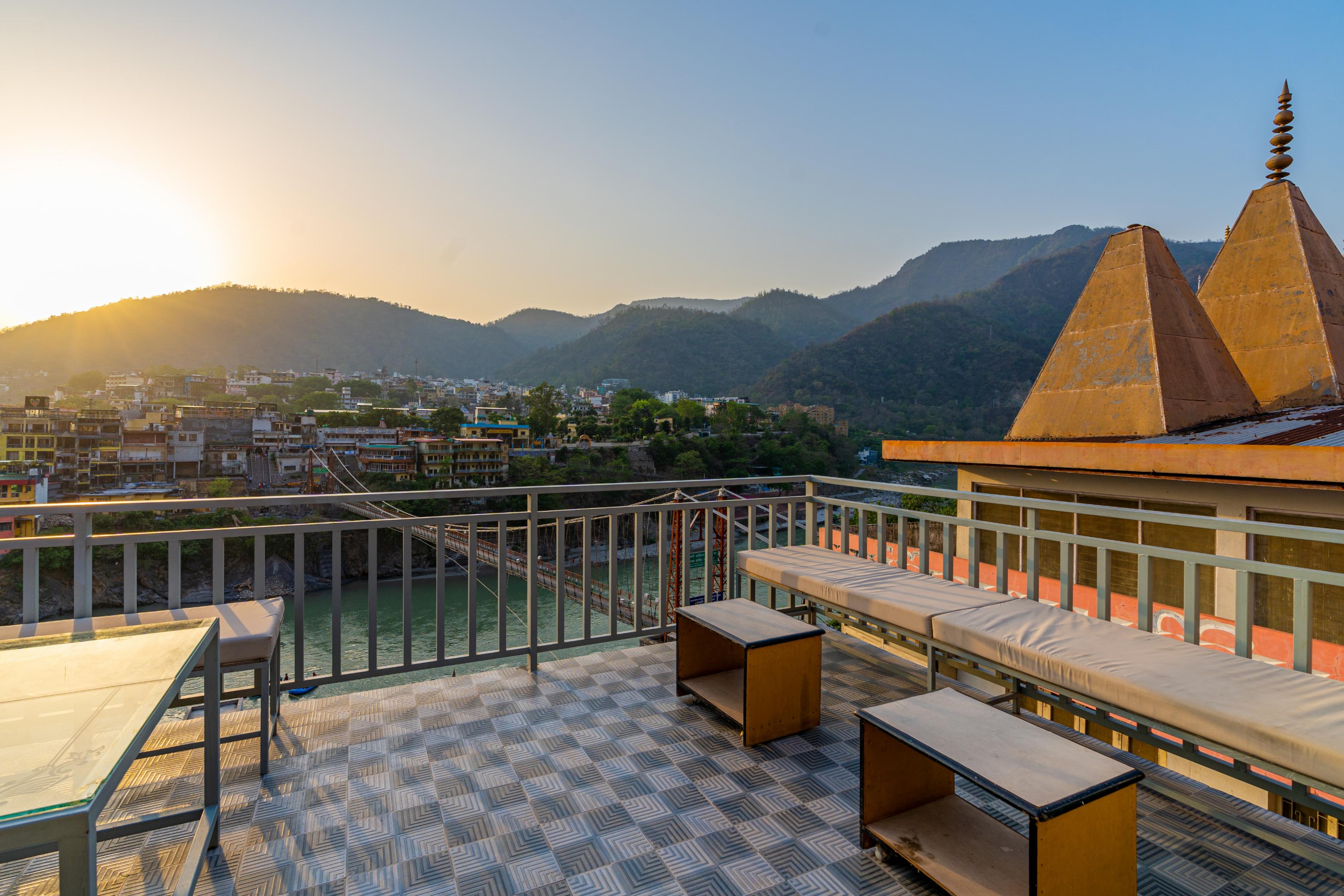 Madpackers Rishikesh Laxman Jhula - Tap to explore photos