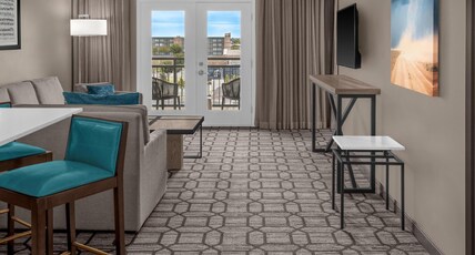 DoubleTree by Hilton Lubbock - University Area Room Type - 1 KING TWO ROOM SUITE