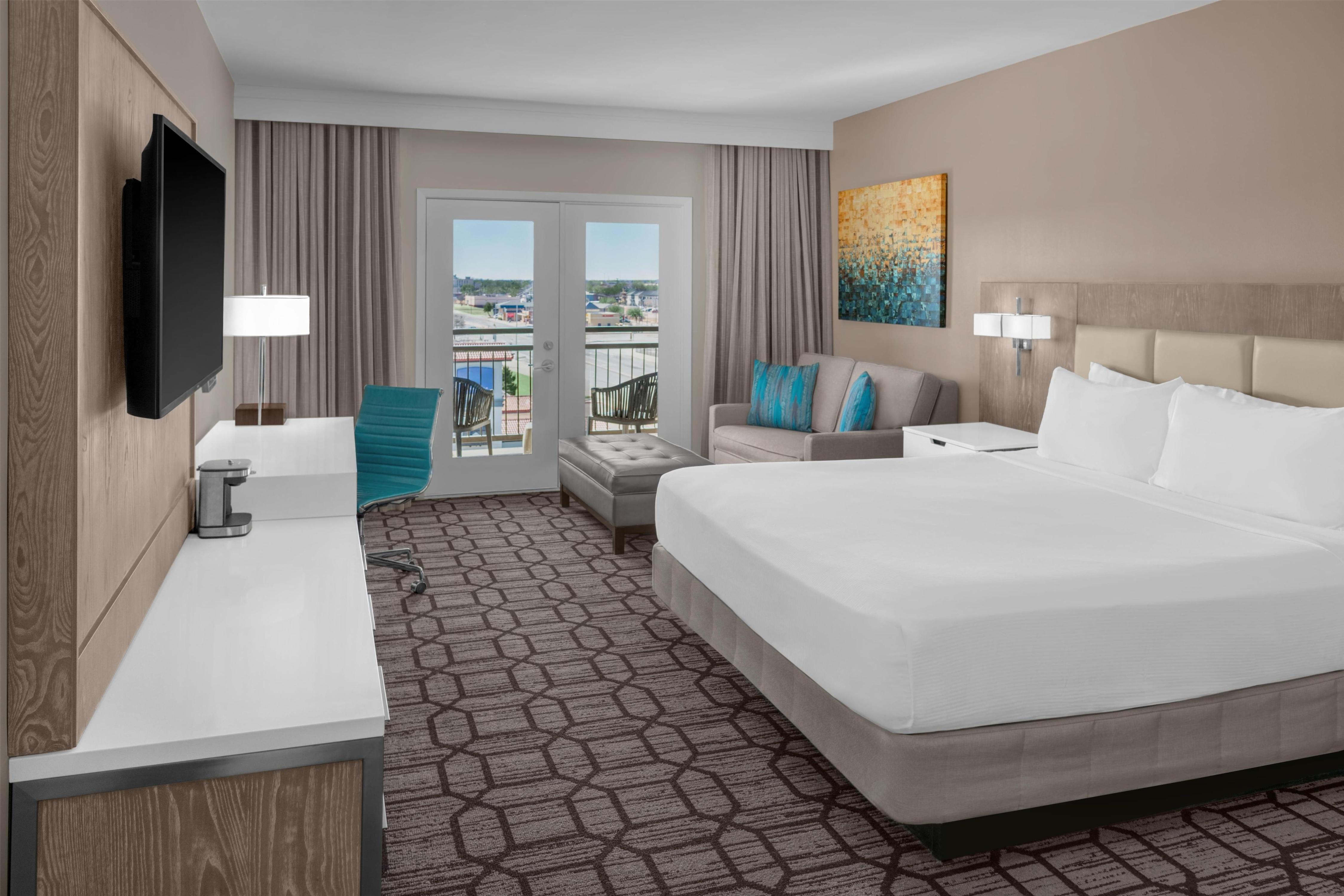 DoubleTree by Hilton Lubbock - University Area Room Type - 1 KING BED WITH BALCONY