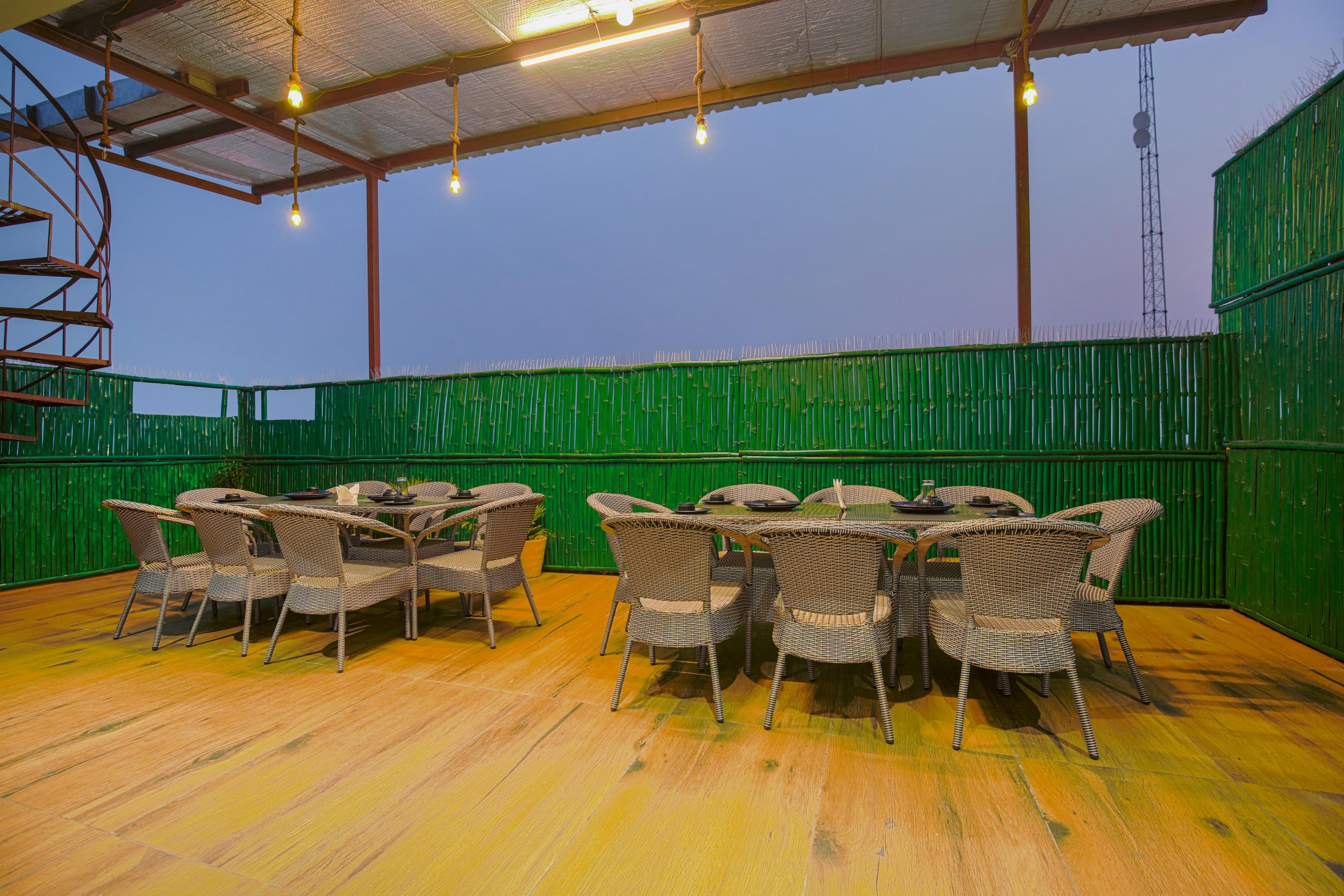 Hotel Crown - Tap to explore photos