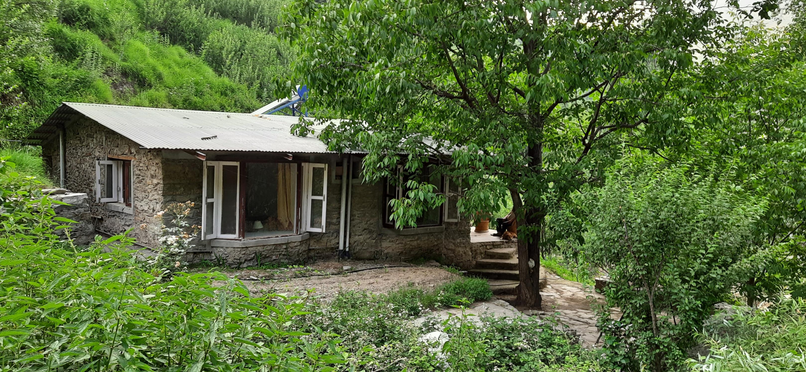 Brookside Cottage - Tap to explore photos