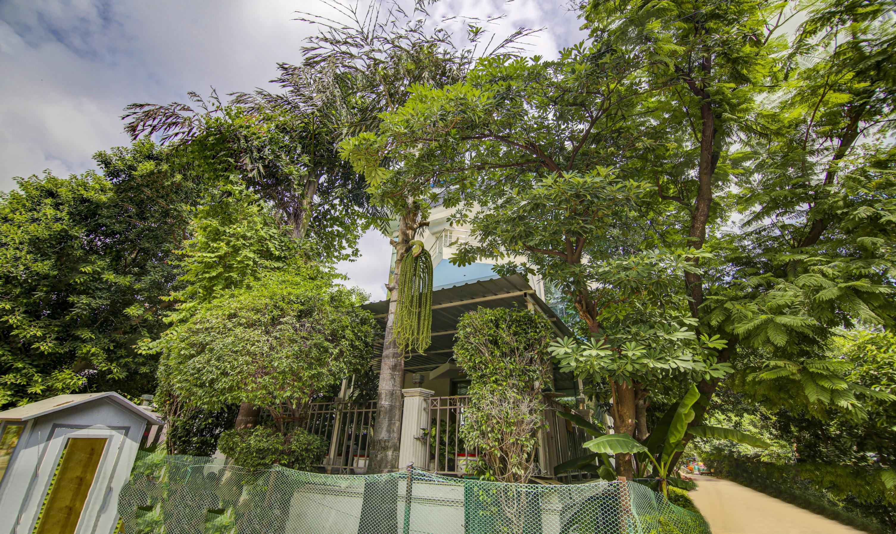 Treebo Mall View, DLF Phase II - Tap to explore photos