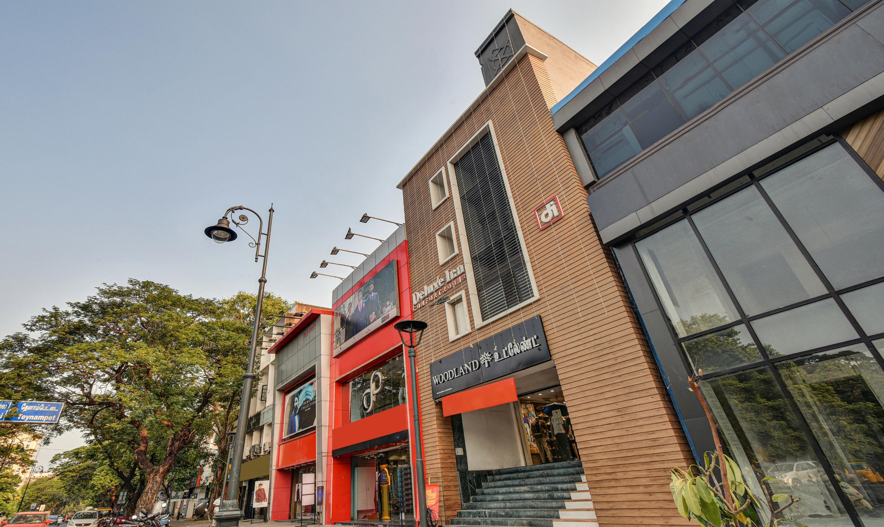 Itsy Hotels Deluxe Inn - Tap to explore photos