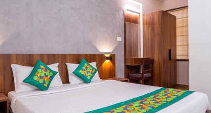 Treebo Petals Suites Marine Drive Room Type - Deluxe Suite with Living Room