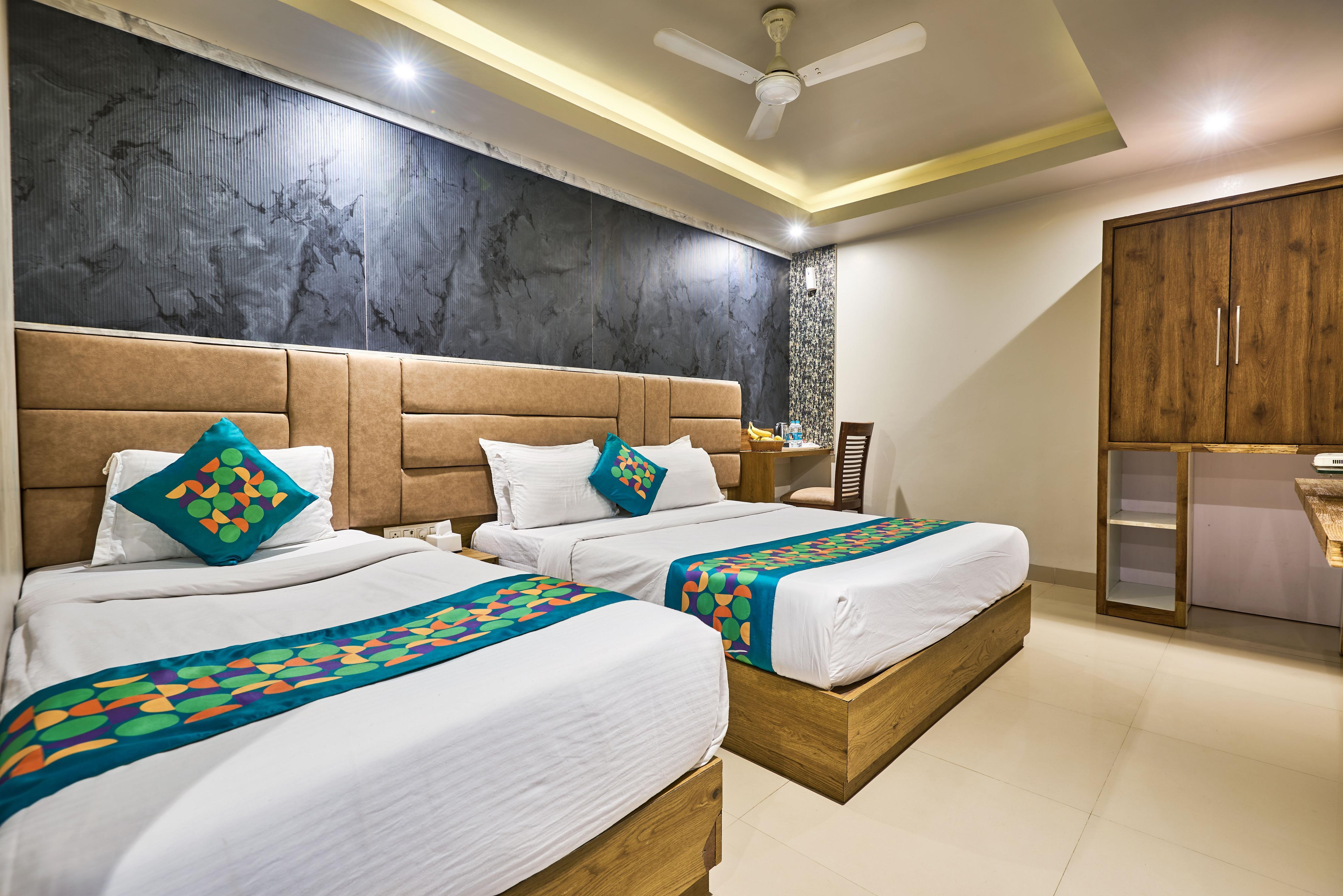 Treebo Amber International Mumbai Airport T2 Room Type - Deluxe Family Room