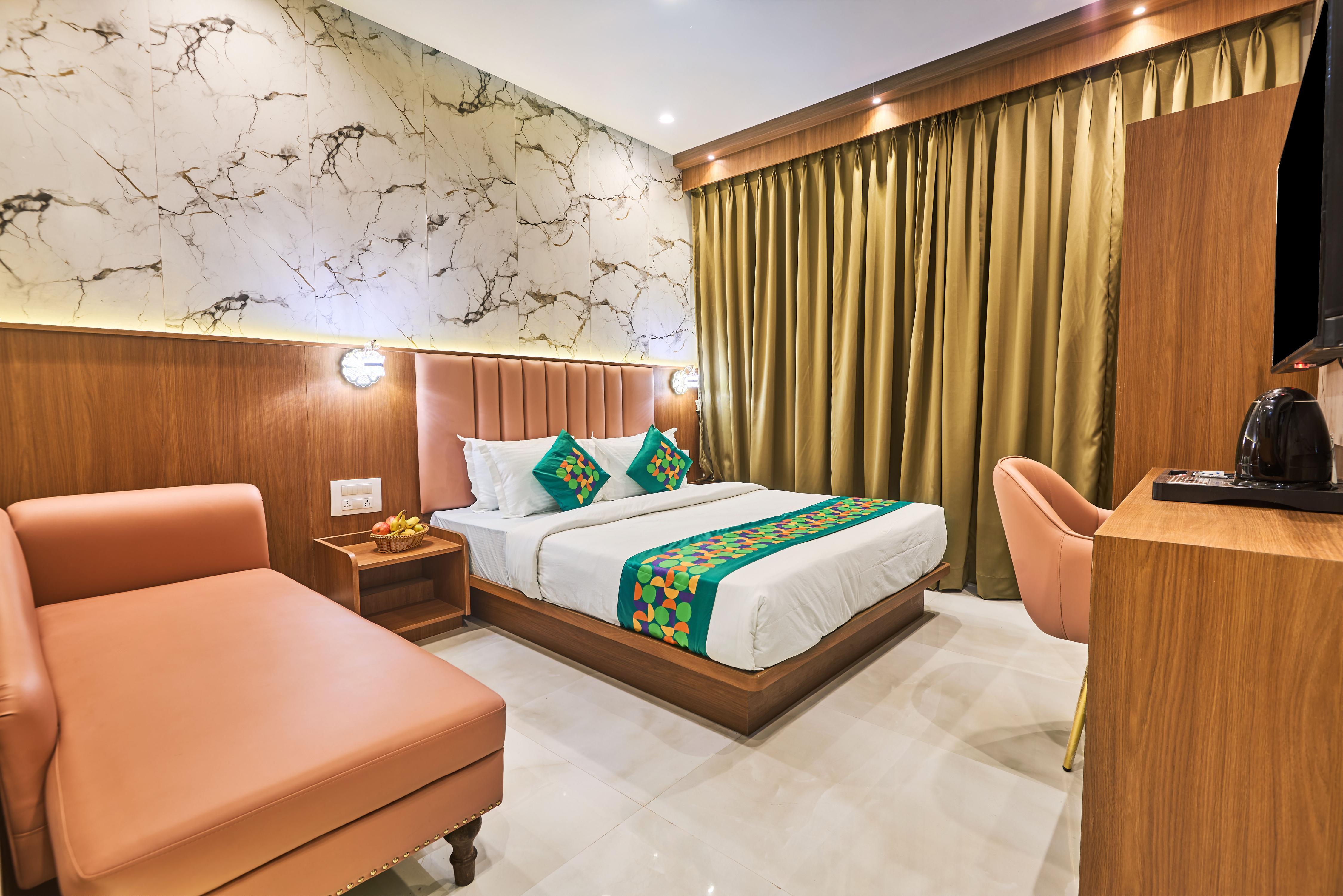 Treebo Amber International Mumbai Airport T2 Room Type - Spacious Premium Room