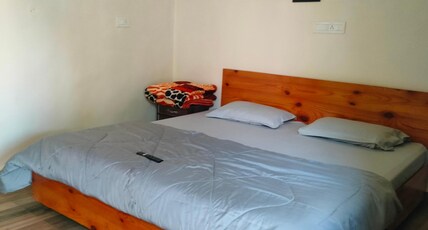 Vivek Homestay Kotli Bir Room Type - Double Bedroom with window 1st floor