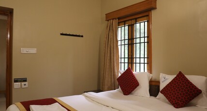 RAMANA TOWERS Thiruvannamalai Room Type - Single bedroom (with Balcony) RAMANA TOWERS Thiruvannamalai Room Type - Single bedroom (with Balcony)