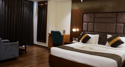 The Emerald Grand Room Type - Executive King with Balcony