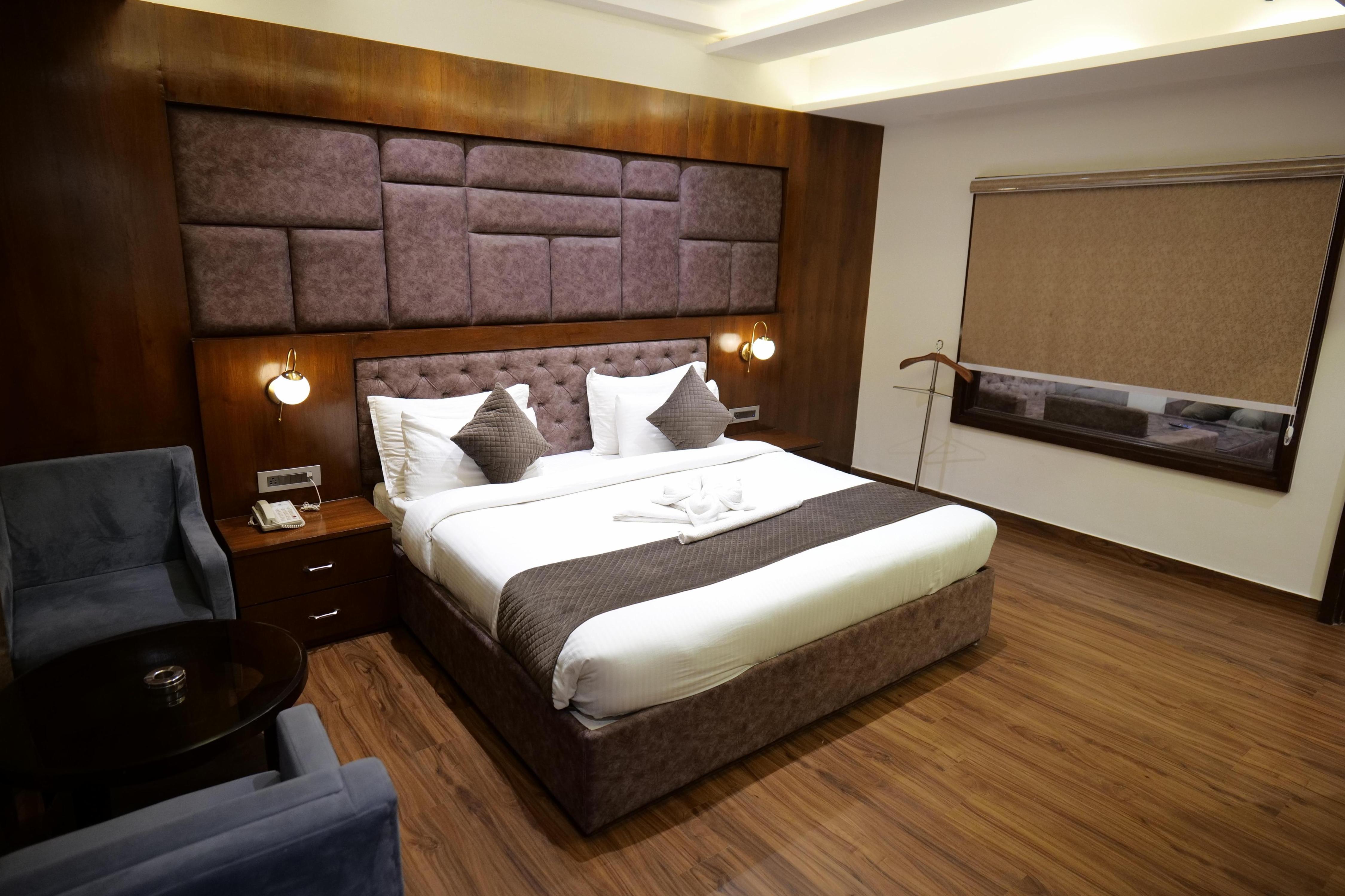 The Emerald Grand Room Type - Suite King with Balcony