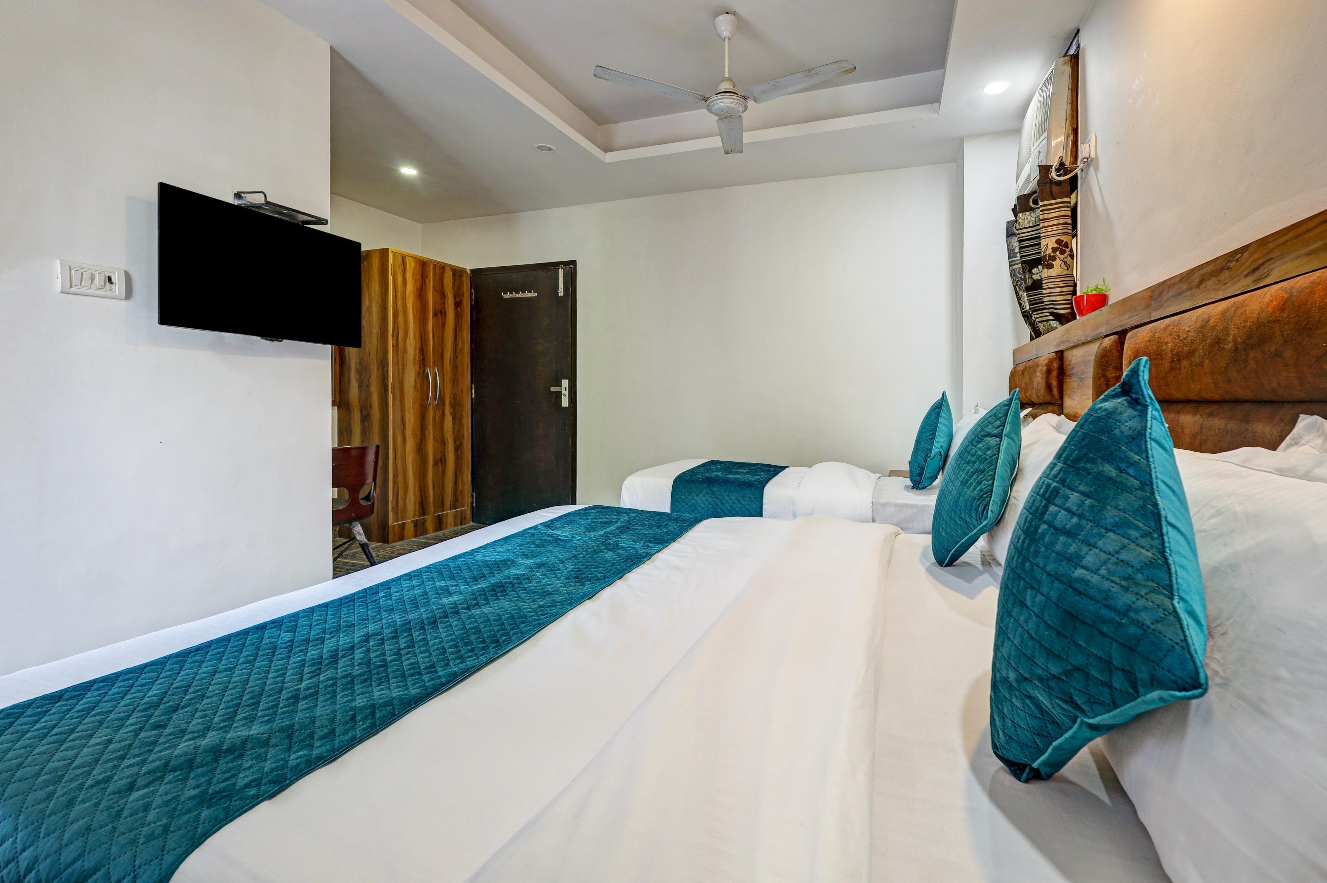 Hotel Istay 2 Mins Walk to NDLS Station - Tap to explore photos