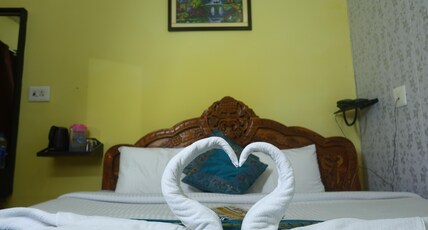 Anand Lok Vatika Room Type - Deluxe Room
