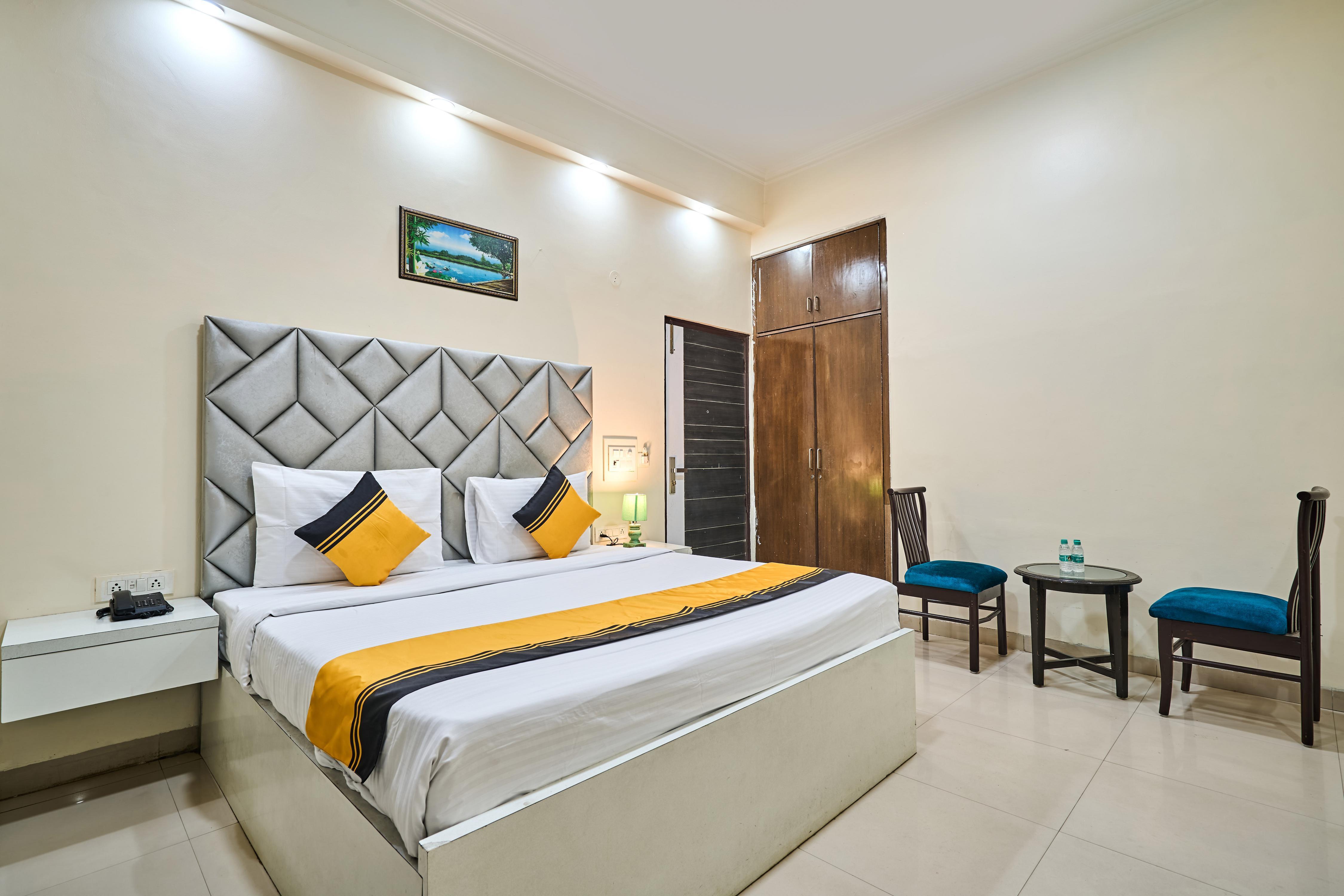 Itsy Hotels Golden Vista - Tap to explore photos