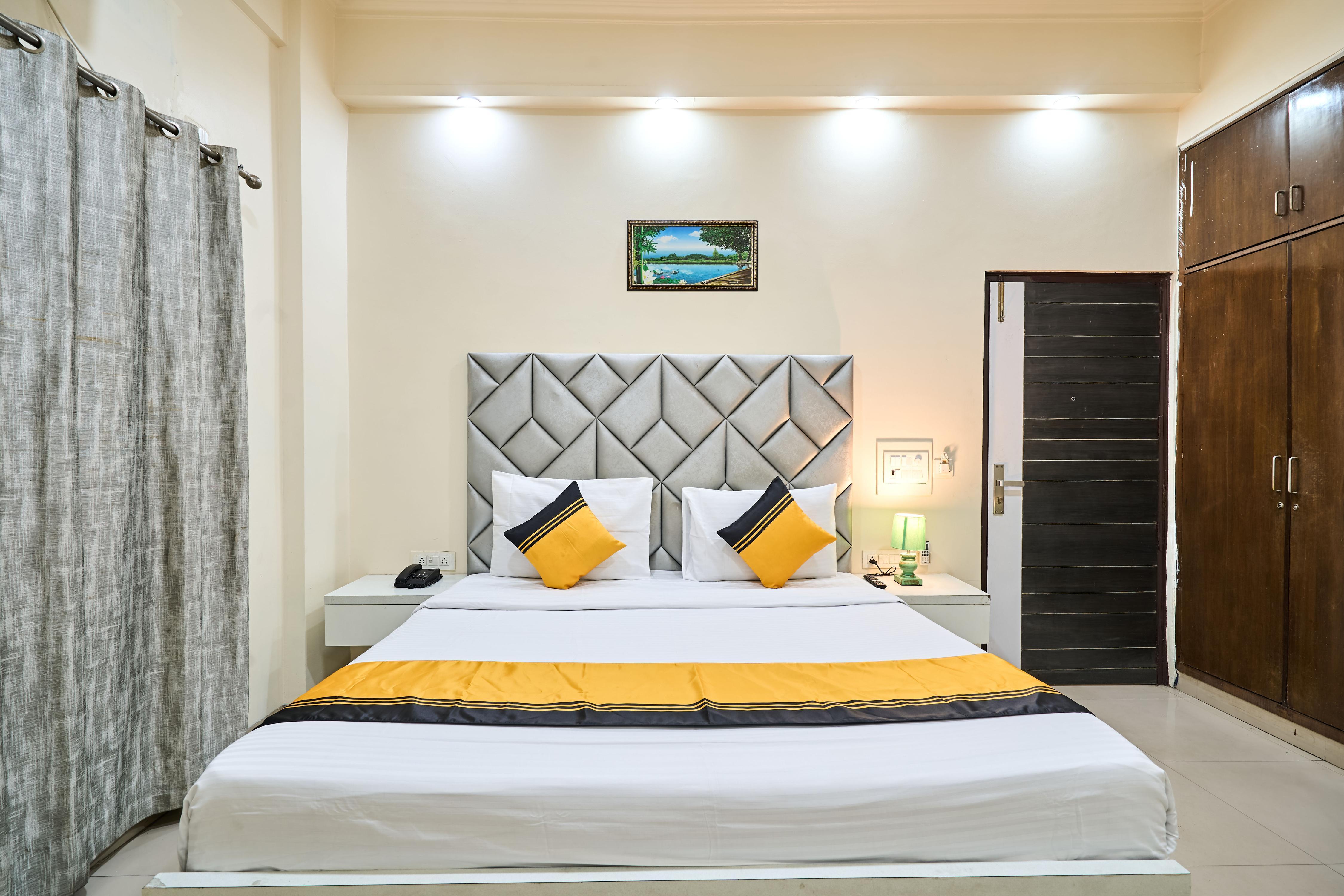 Itsy Hotels Golden Vista - Tap to explore photos