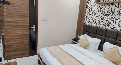 Hotel Guntas Residency(300 Mtr From Golden Temple) Room Type - KING ROOM ( With Window ) Hotel Guntas Residency(300 Mtr From Golden Temple) Room Type - KING ROOM ( With Window )