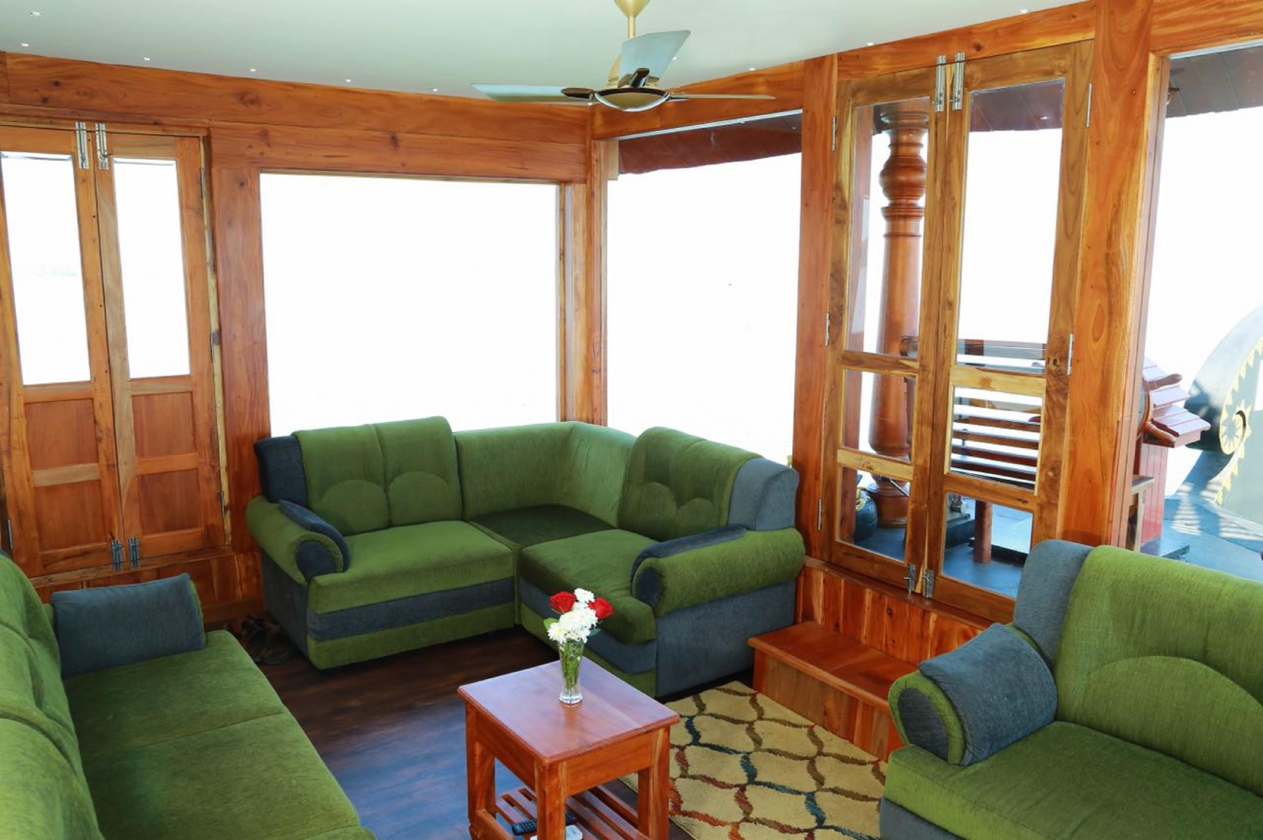 Niche Stays Luxury Houseboats - Tap to explore photos