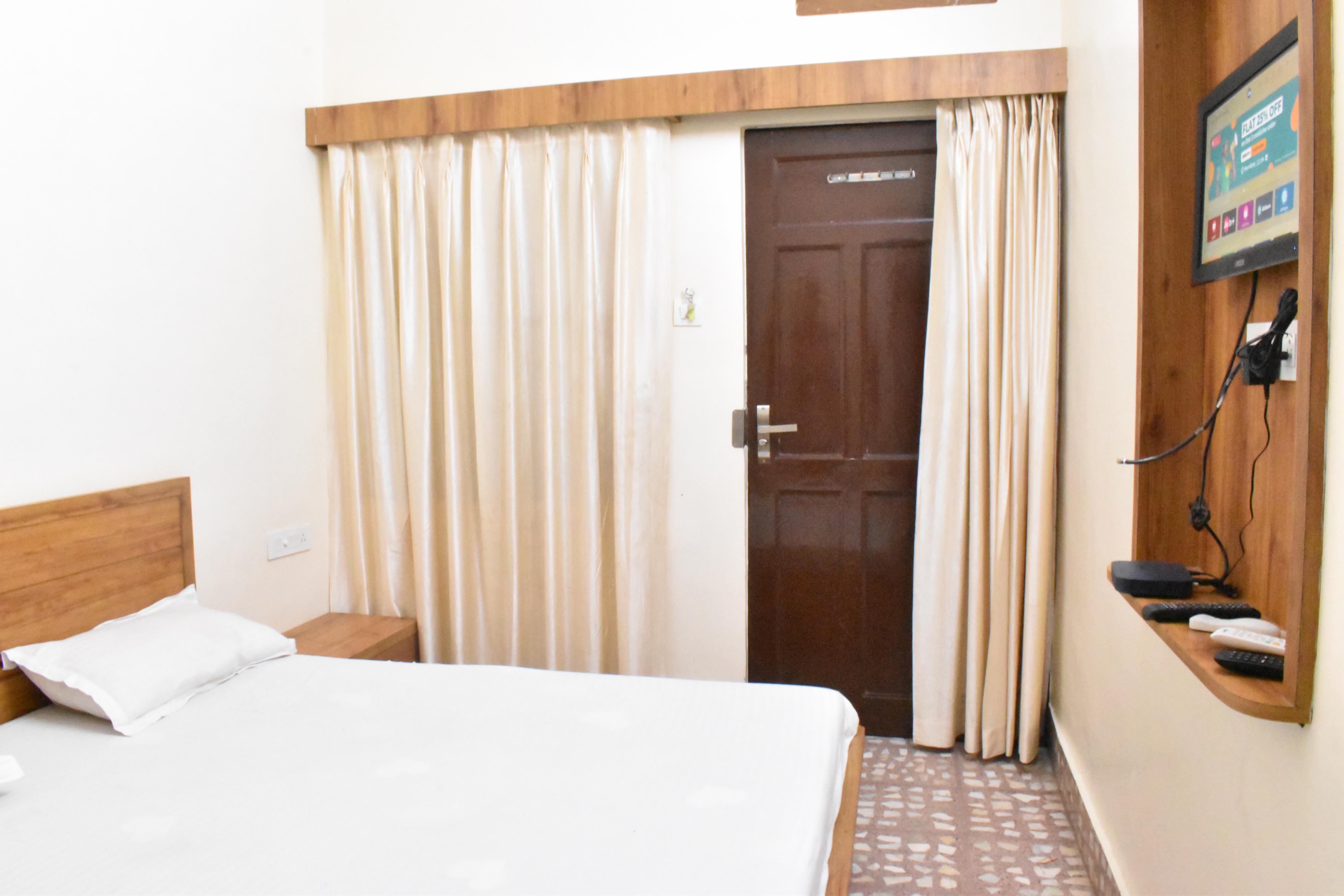 Hotel Yashasvi - Tap to explore photos