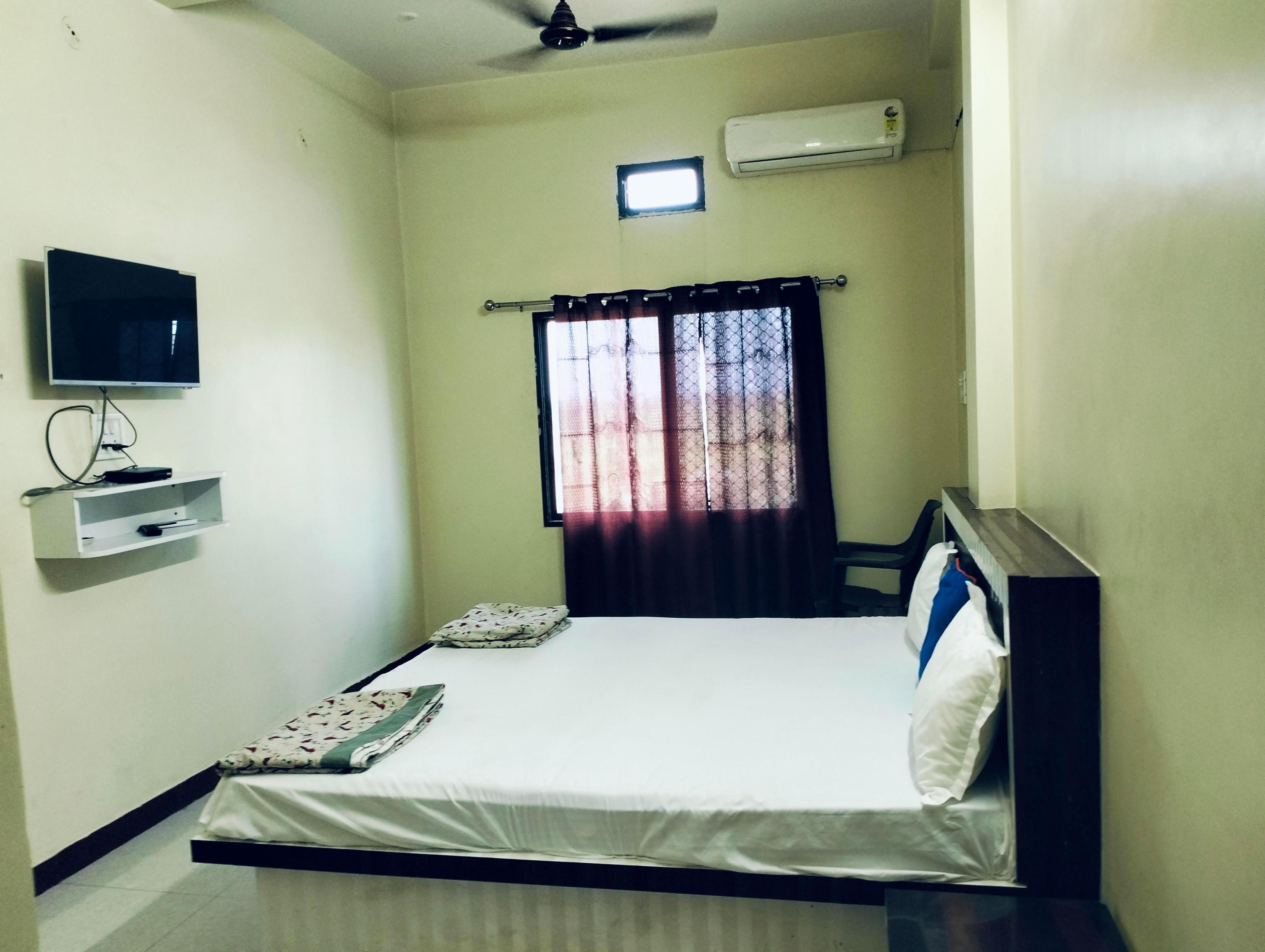 Hotel shree ganga Room Type - Deluxe Room AC