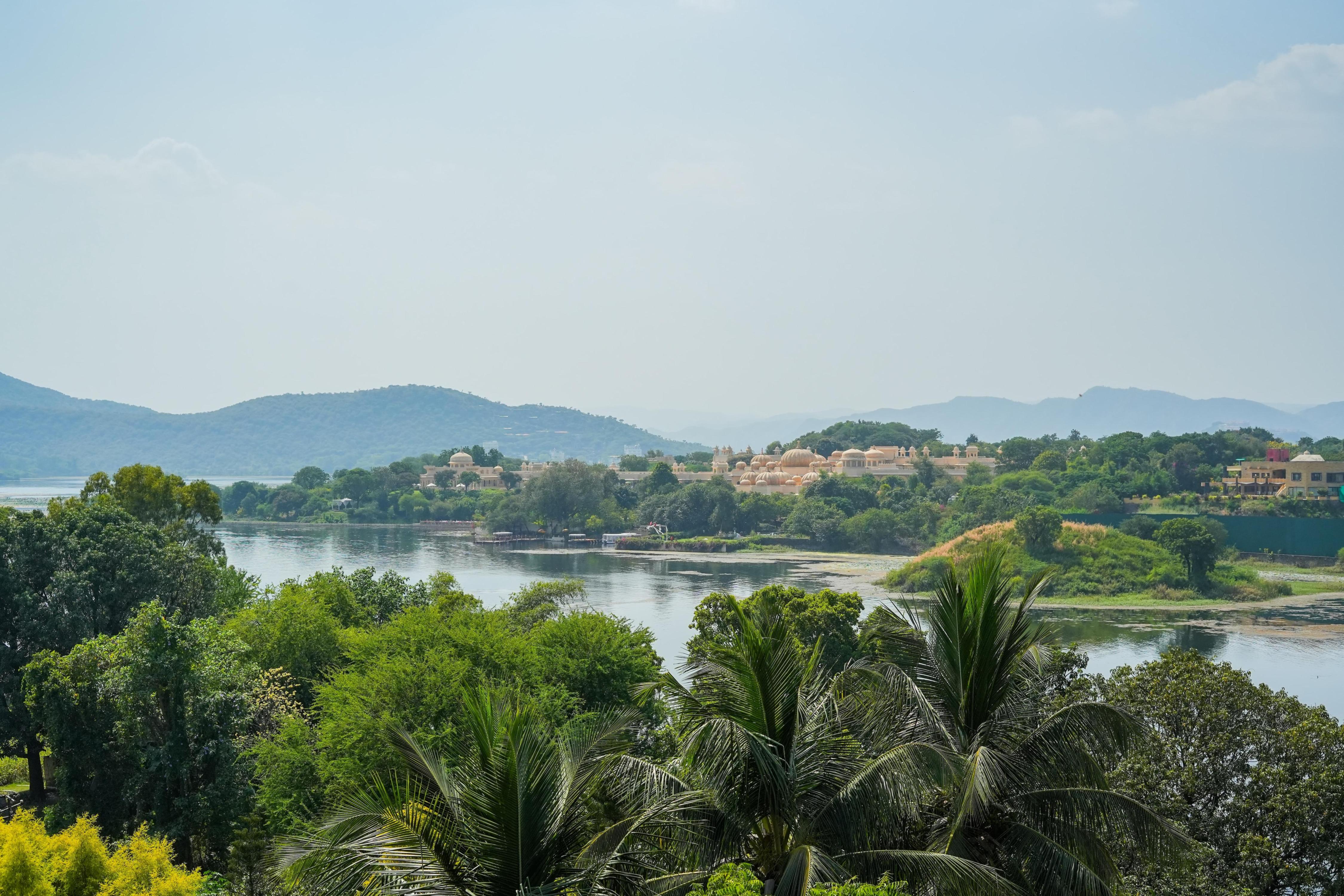 AAJ HAVELI - Pichola Lake Facing Hotel - Tap to explore photos