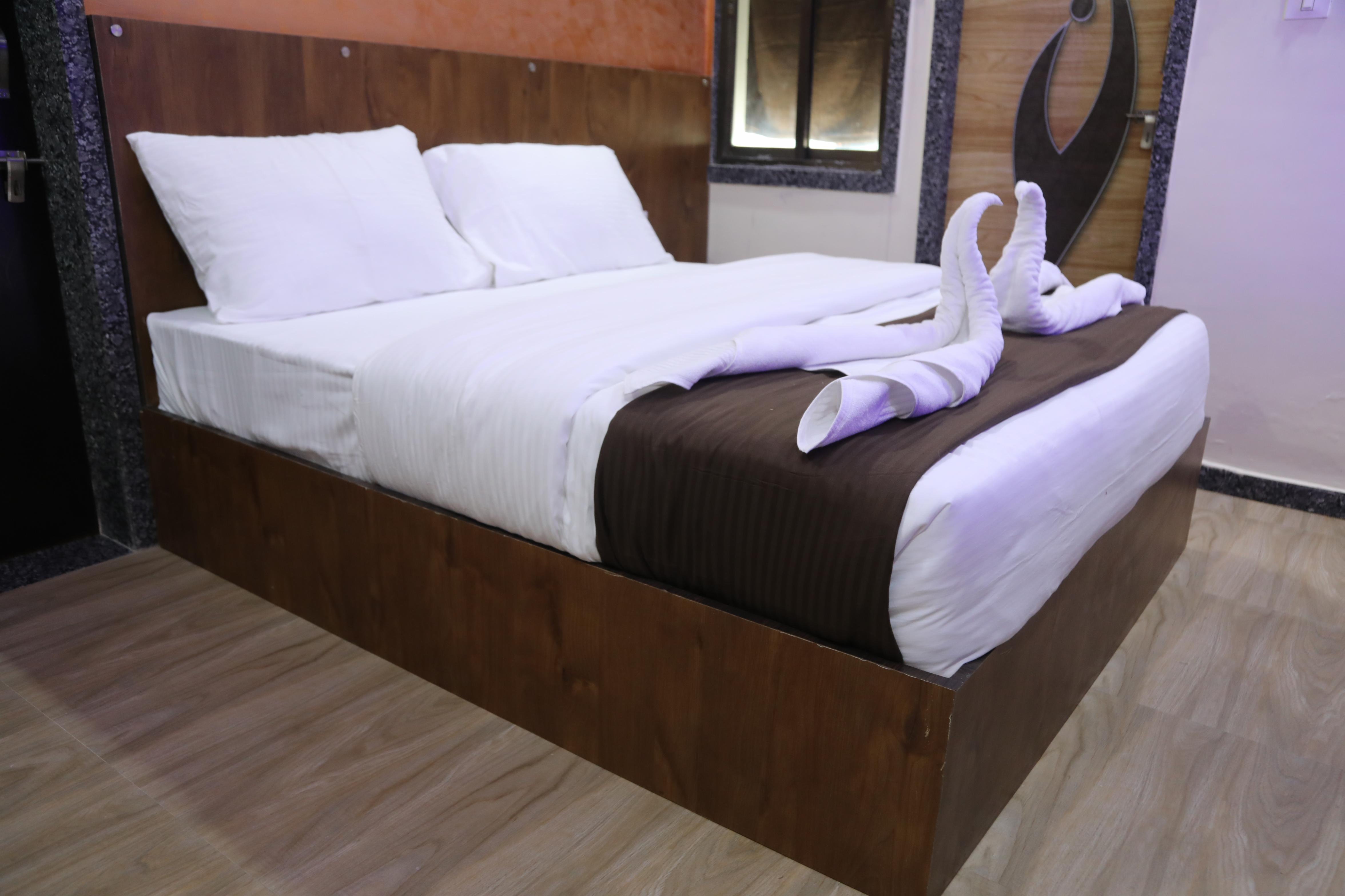Hotel Giriraj Room&restro - Tap to explore photos