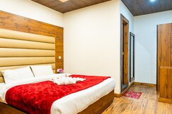 Hotel Woodland(walkable Distance from Mall Road)