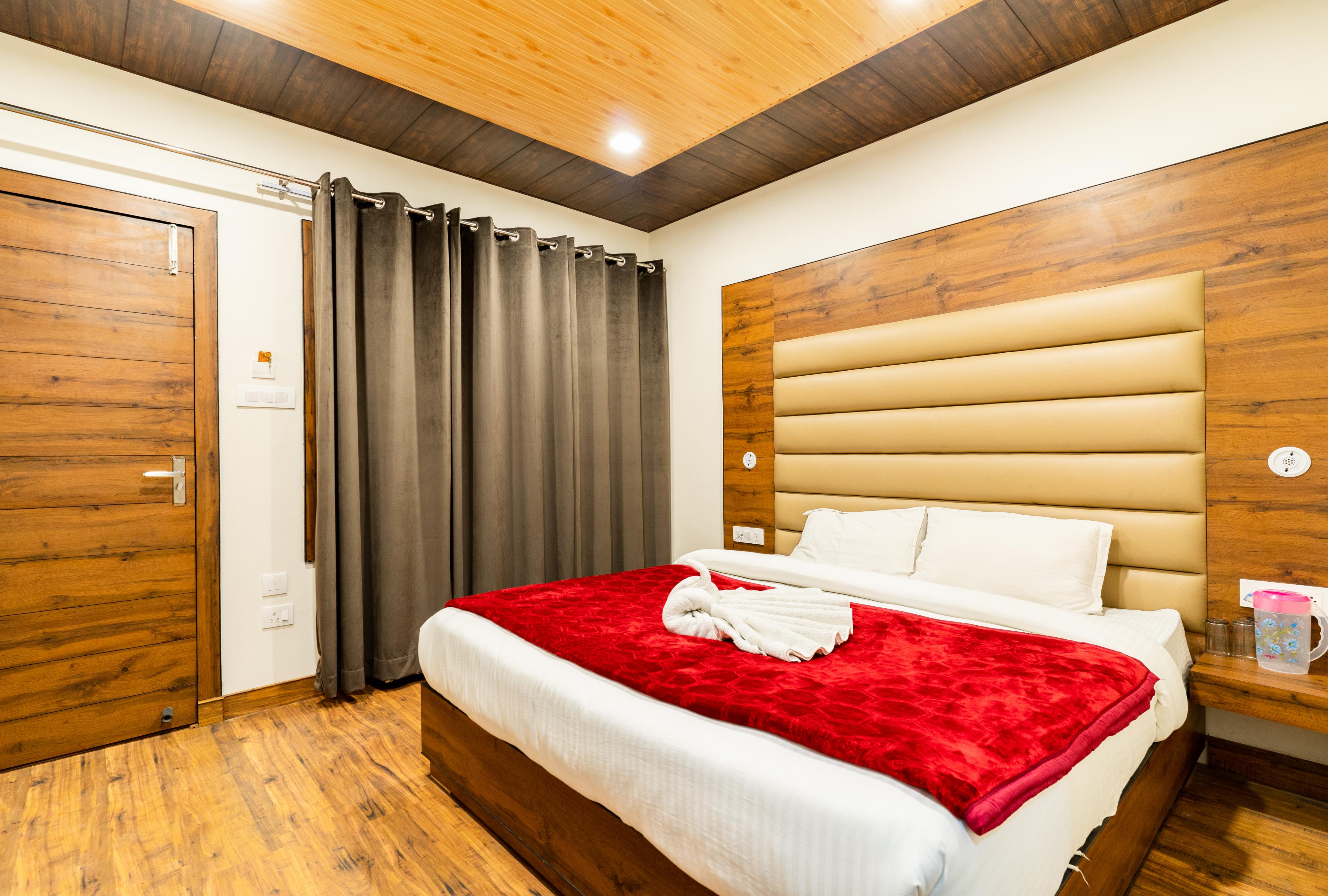 Hotel Woodland(walkable Distance from Mall Road) - Tap to explore photos