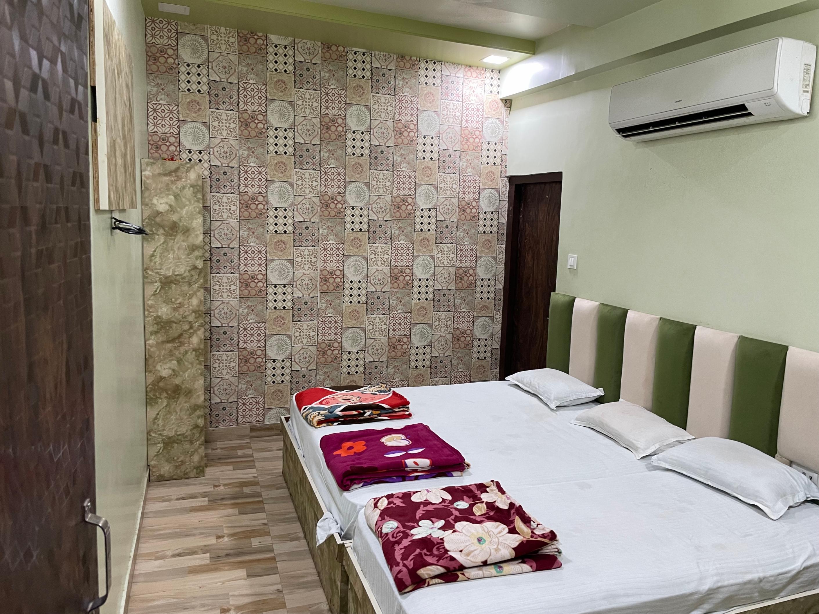 Hotel Alamdar - Tap to explore photos