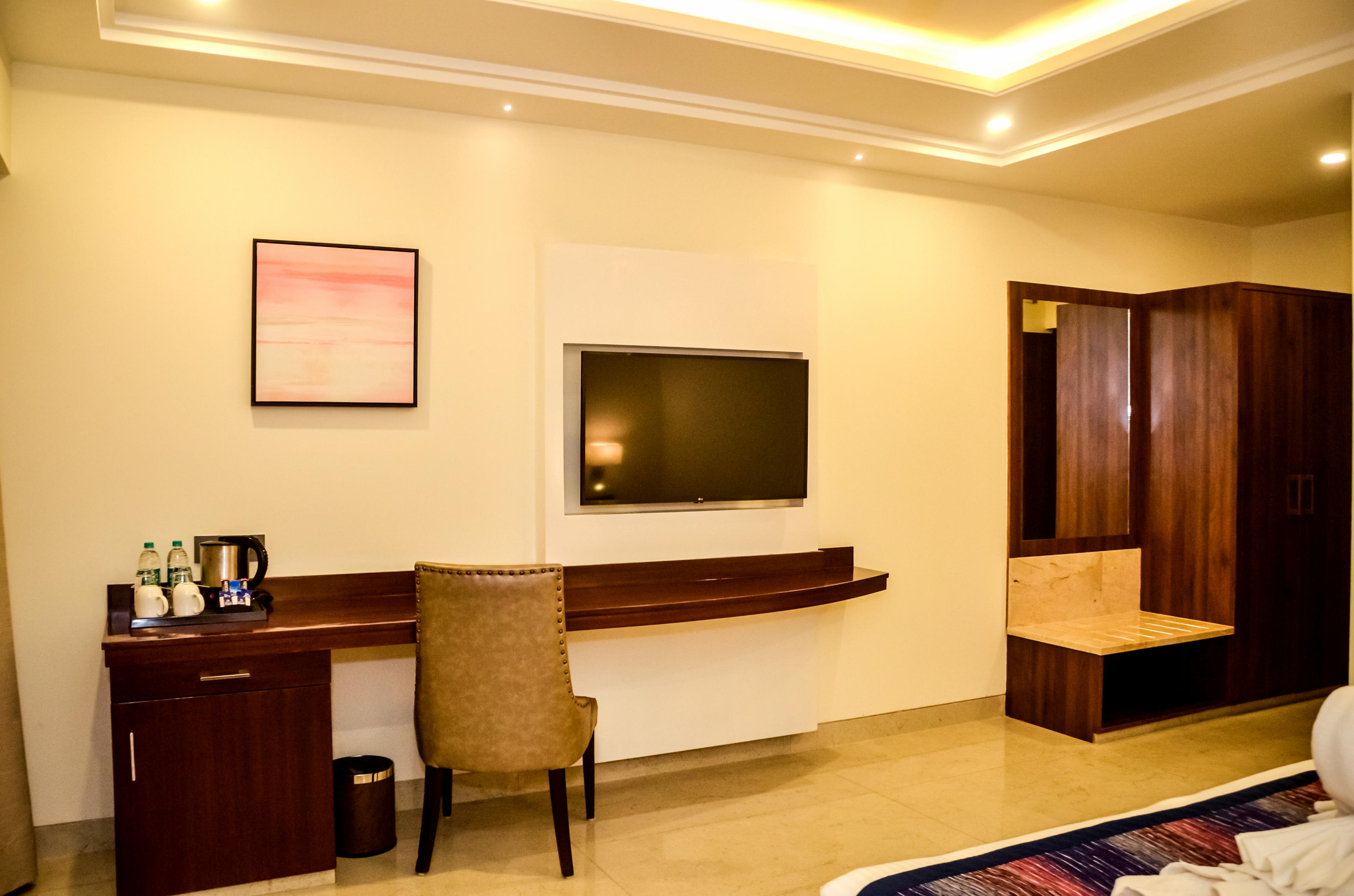 MJ Aero Suites @ 5 Km from Jolly Grant Airport - Tap to explore photos