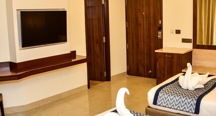 MJ Aero Suites @ 5 Km from Jolly Grant Airport Room Type - Premium Room (Twin Bed) with City View and Working Desk MJ Aero Suites @ 5 Km from Jolly Grant Airport Room Type - Premium Room (Twin Bed) with City View and Working Desk