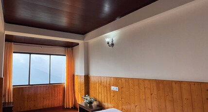 Russell Homestay || Free parking  Room Type - 202- Cozy Room with valley view