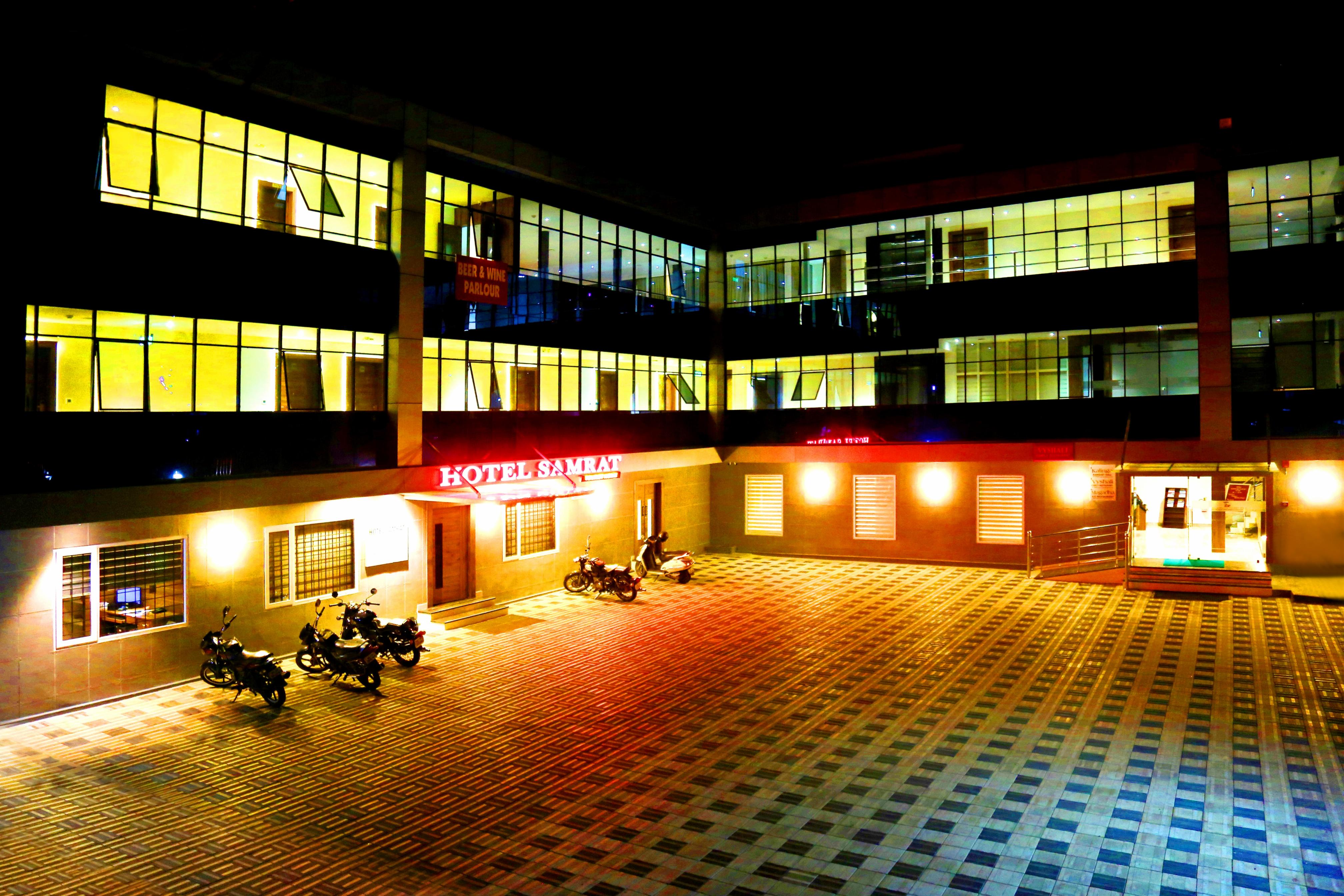 HOTEL SAMRAT EDAKKARA