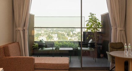 Fairfield by Marriott Vadodara Room Type - Studio Room with Balcony, Guest room, 1 King, City view, Top floor, Balcony