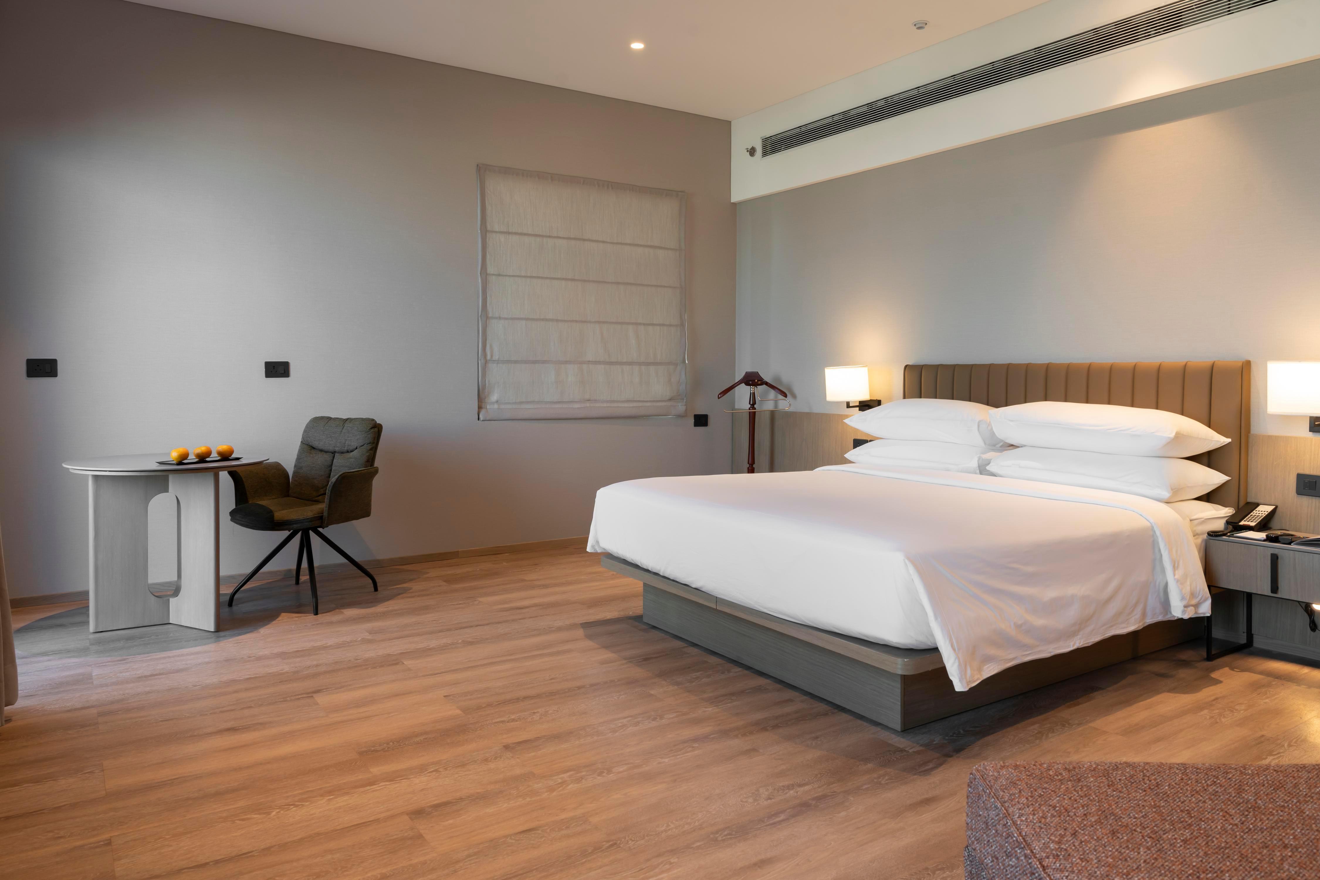 Fairfield by Marriott Vadodara Room Type - Studio Suite, 1 King, Top floor, Tub, Balcony
